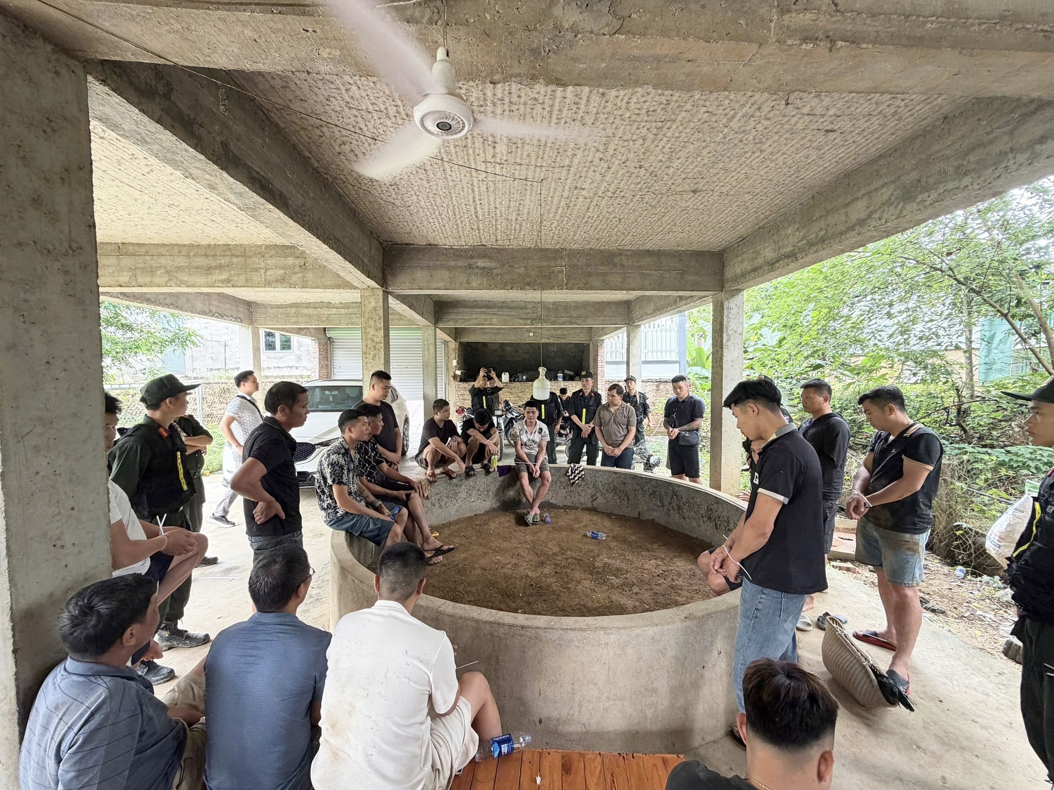 KHỞI TỐ VỤ ÁN “CHỌI GÀ” ĂN TIỀN TẠI XÃ LỰC HÀNH