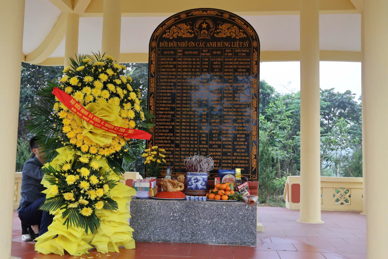 Xã Vĩnh Tuy tổ chức Lễ dâng hương tri ân các Anh hùng liệt sĩ nhân dịp đại biểu HĐND khóa II nhận nhiệm vụ