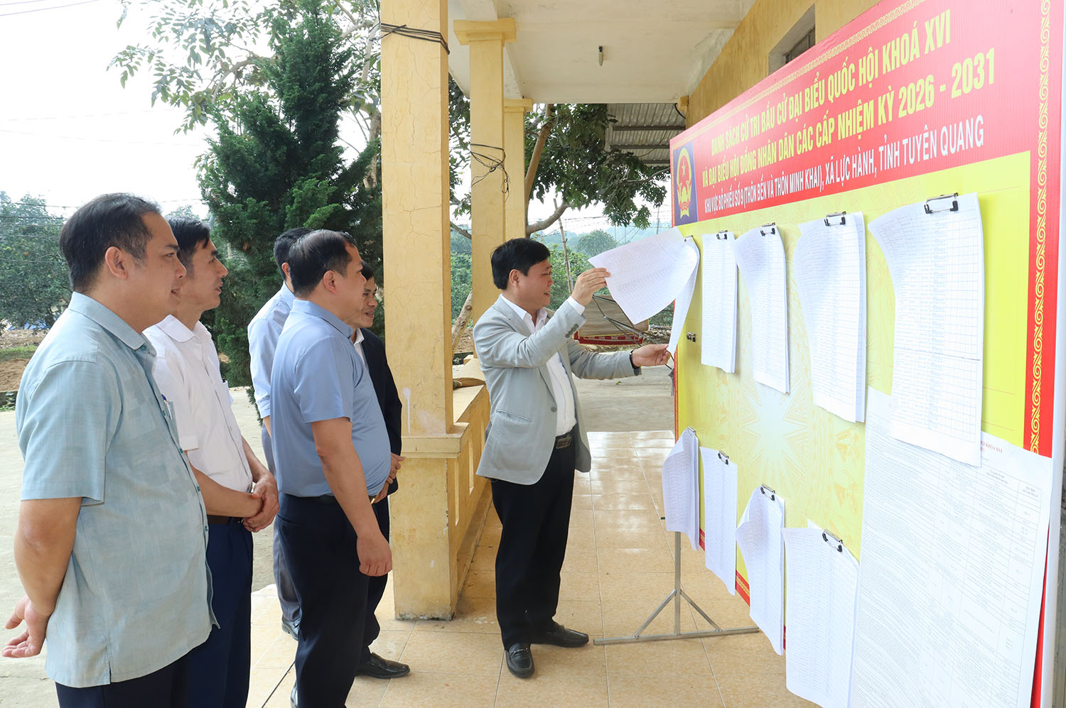 Giám đốc Báo và phát thanh, truyền hình Tuyên Quang kiểm tra công tác chuẩn bị ngày hội toàn dân tại xã Lực Hành