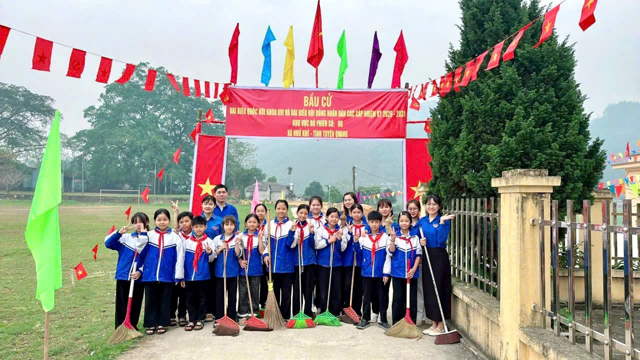 Tuổi trẻ Nhữ Khê ra quân dọn dẹp Nghĩa trang Liệt sỹ hưởng ứng ngày bầu cử