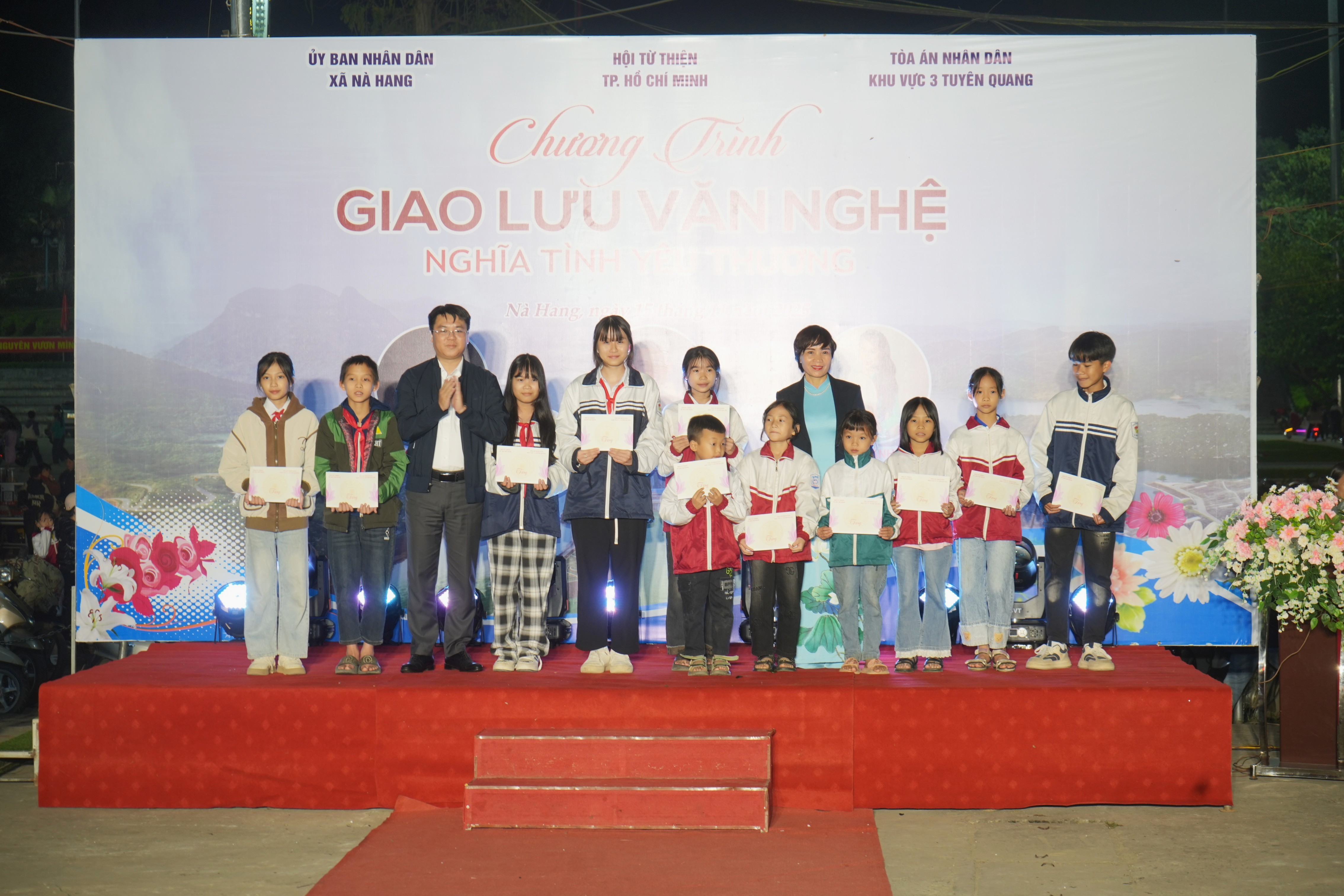 Chương trình tặng quà cho học sinh nghèo học giỏi vượt khó và các hộ gia đình khó khăn trên địa bàn xã Nà Hang