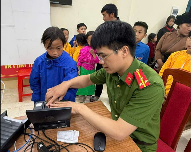 CÔNG AN XÃ PHỐ BẢNG TĂNG CƯỜNG KÍCH HOẠT TÀI KHOẢN ĐỊNH DANH ĐIỆN TỬ MỨC 2 CHO NGƯỜI DÂN