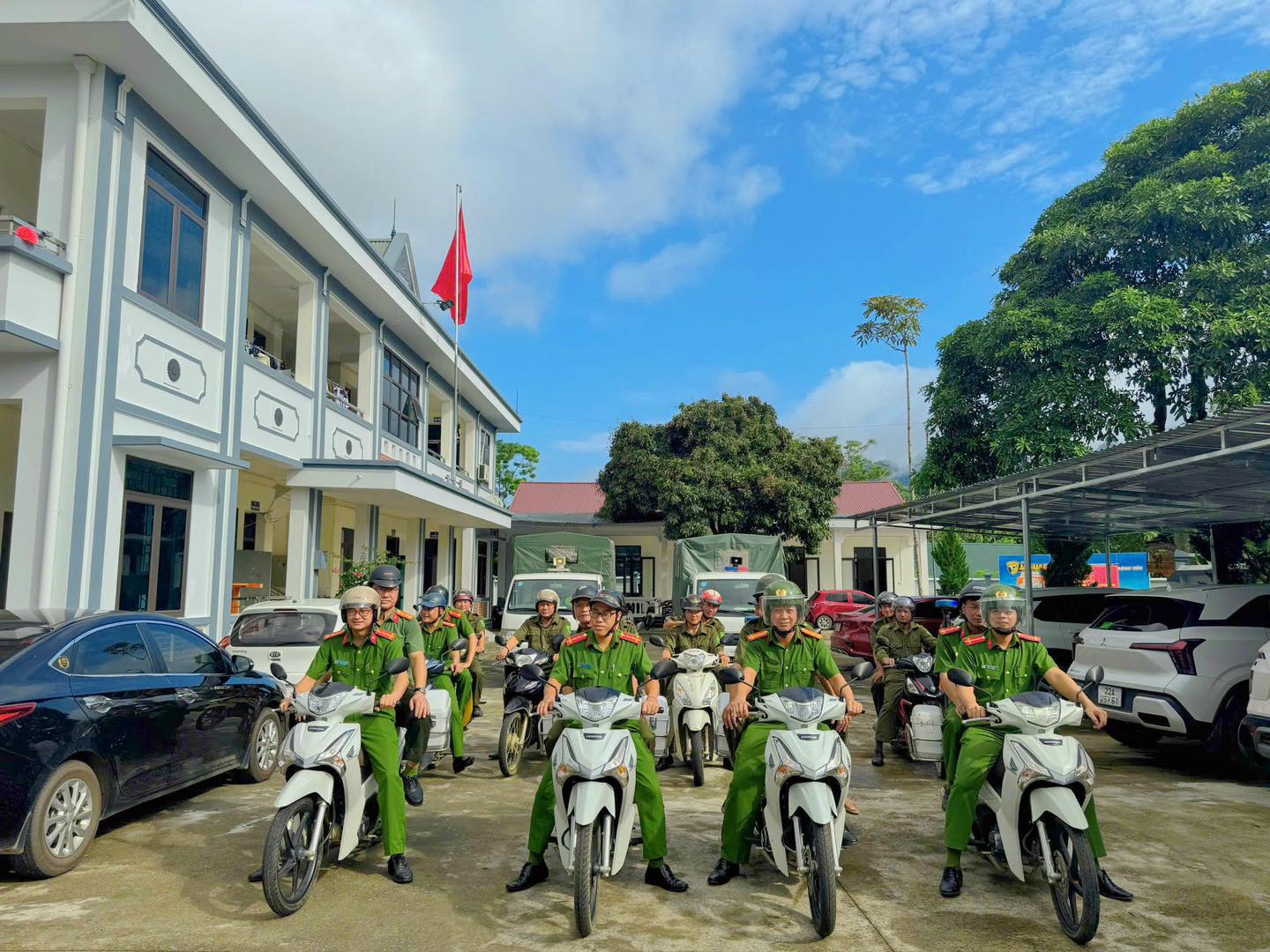 CÔNG AN XÃ MINH QUANG TỔ CHỨC LỄ RA QUÂN MỞ ĐỢT CAO ĐIỂM TẤN CÔNG TRẤN ÁP TỘI PHẠM, BẢO ĐẢM AN NINH, TRẬT TỰ