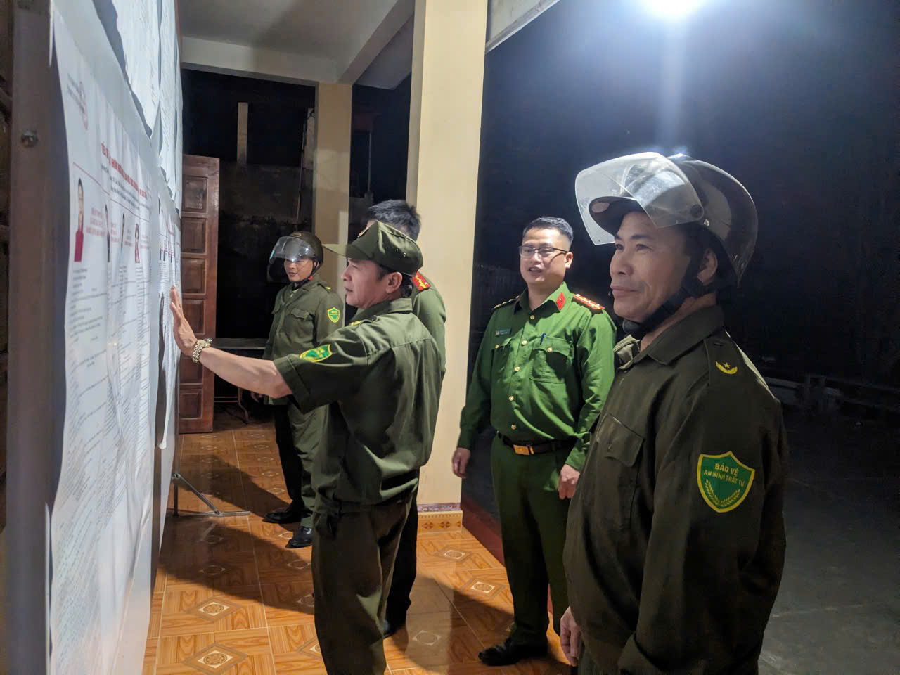 CÔNG AN PHƯỜNG NÔNG TIẾN TĂNG CƯỜNG TUẦN TRA, KIỂM SOÁT BẢO ĐẢM AN NINH, AN TOÀN TẠI CÁC ĐIỂM BẦU CỬ