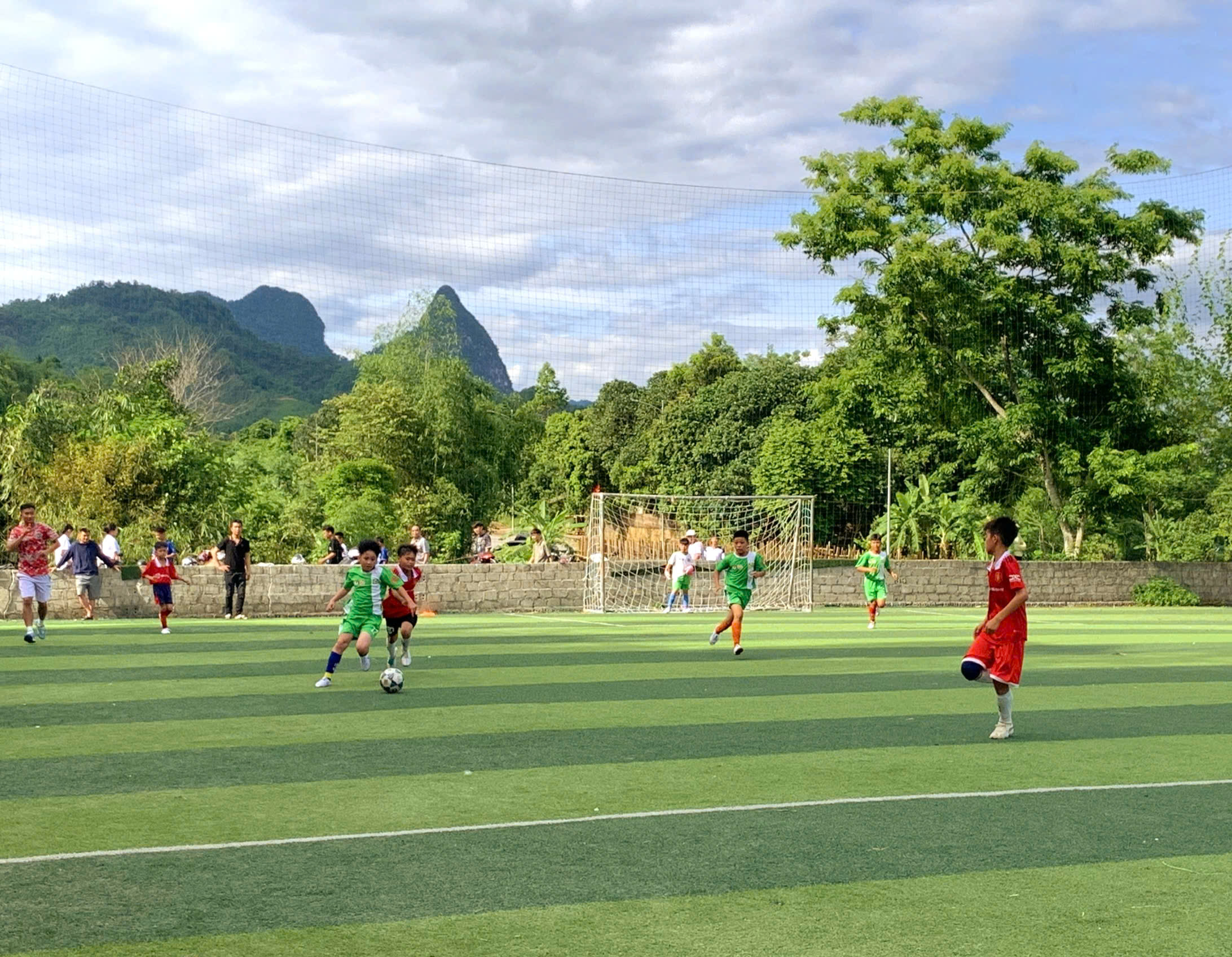 Sôi nổi Giải Bóng chuyền hơi và Giải Bóng đá thiếu niên, nhi đồng xã Nà Hang năm 2026