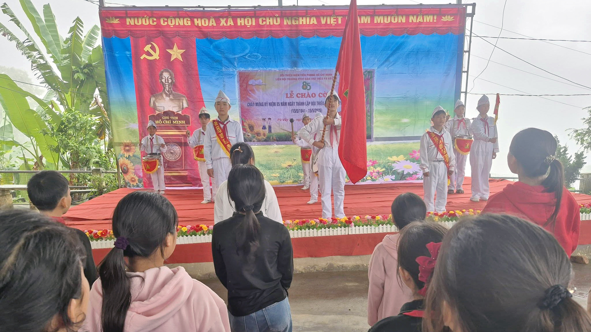 Trường PTDTBT THCS Pà Vầy Sủ tổ chức sinh hoạt dưới cờ gắn với Kỷ niệm 85 năm Ngày thành lập Đội TNTP Hồ Chí Minh