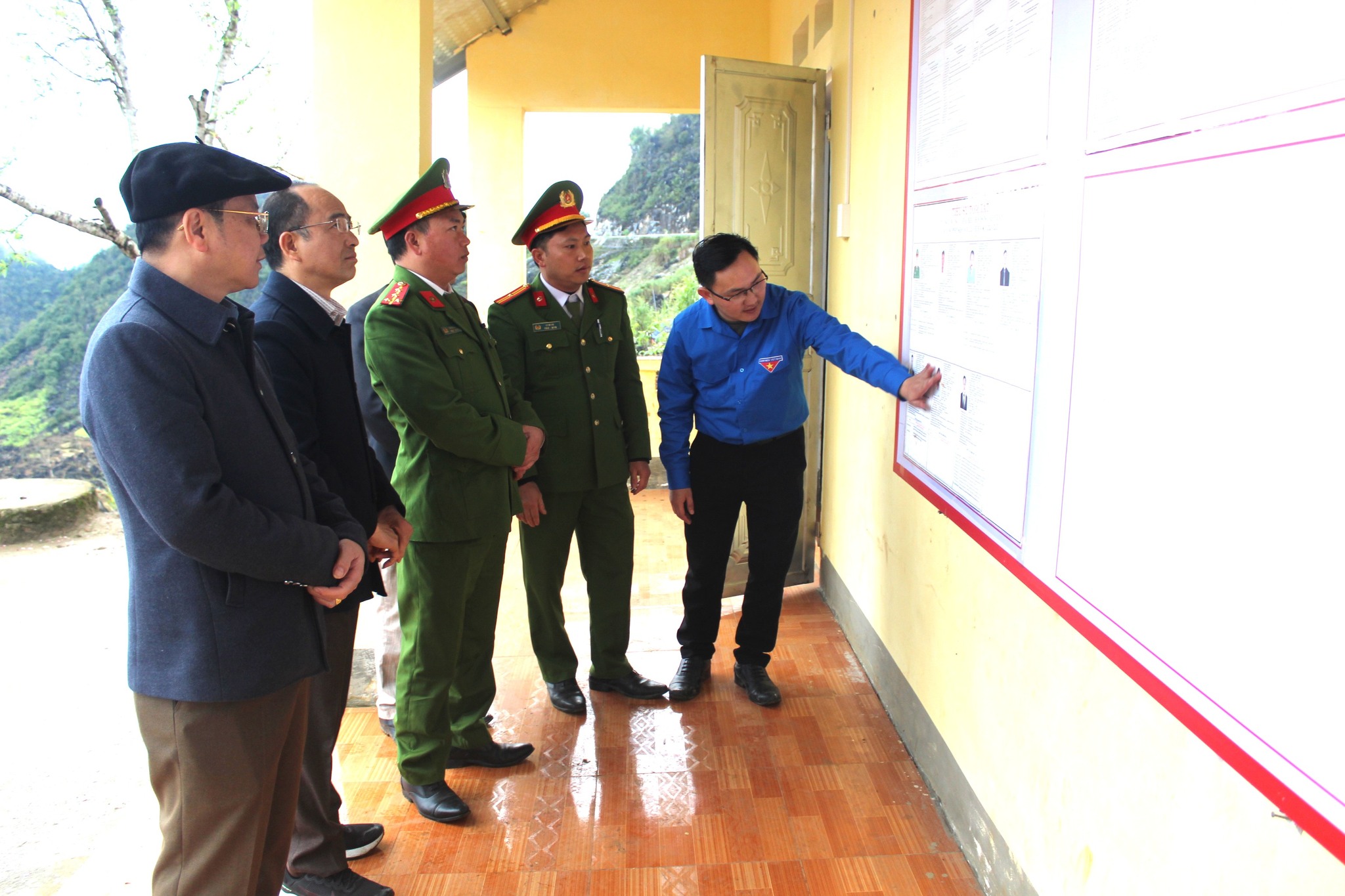 Lãnh đạo Thường trực Đảng ủy – HĐND – UBND – Ủy ban MTTQ xã Lũng Phìn kiểm tra các khu vực bầu cử.