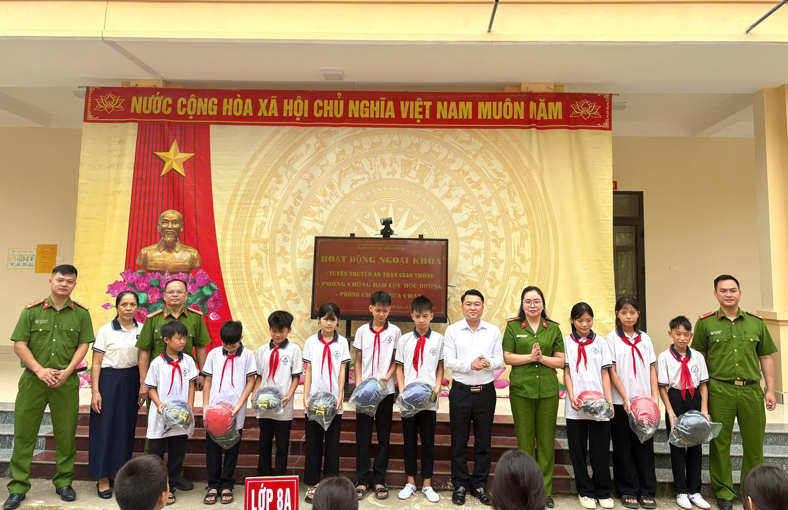 CÔNG AN XÃ THÁI BÌNH TUYÊN TRUYỀN, PHỔ BIẾN GIÁO DỤC PHÁP LUẬT VÀ TRAO QUÀ CHO HỌC SINH CÓ HOÀN CẢNH KHÓ KHĂN