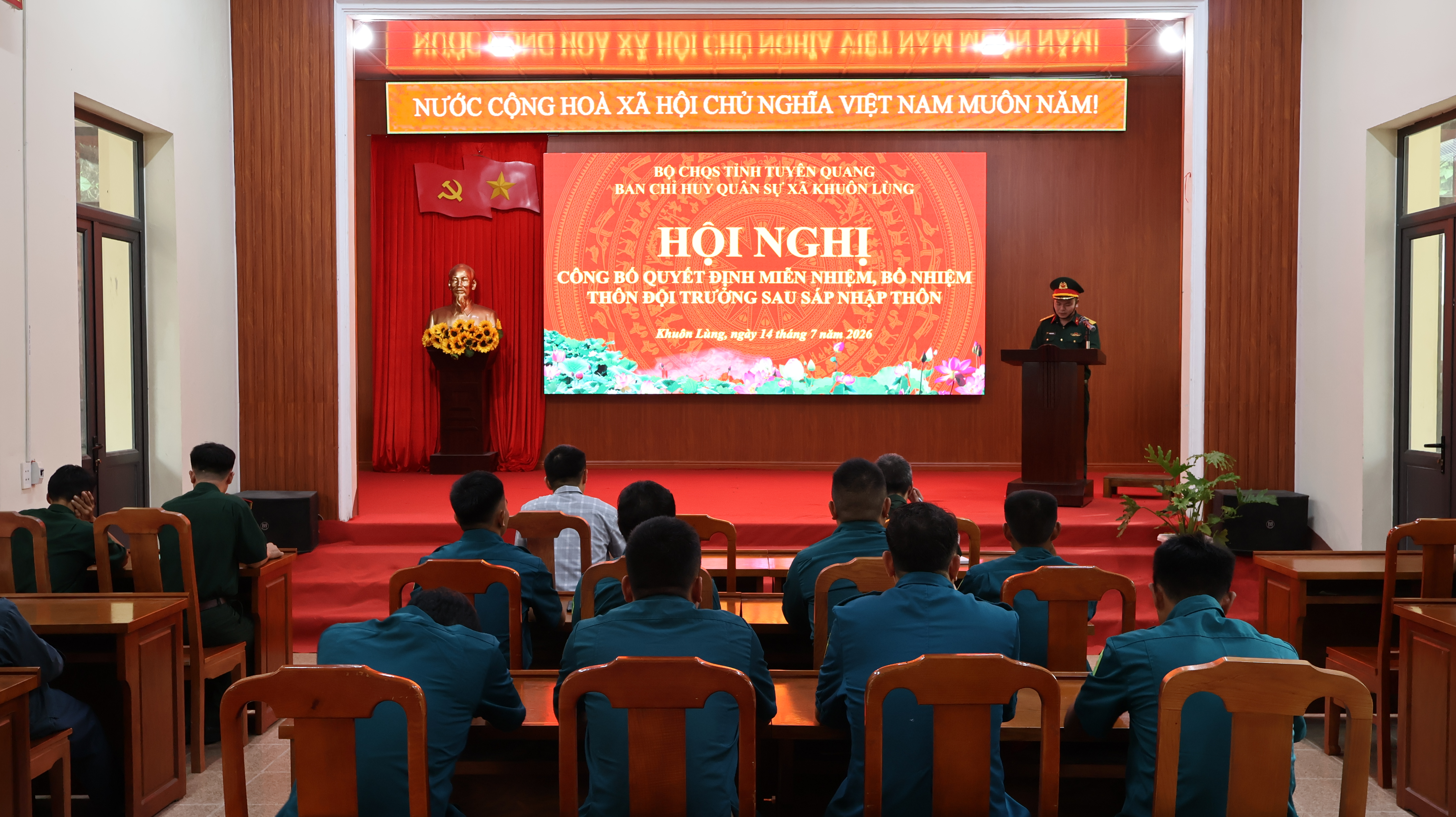 BAN CHỈ HUY QUÂN SỰ XÃ KHUÔN LÙNG TỔ CHỨC HỘI NGHỊ CÔNG BỐ CÁC QUYẾT ĐỊNH BỔ NHIỆM, MIỄN NHIỆM THÔN ĐỘI TRƯỞNG