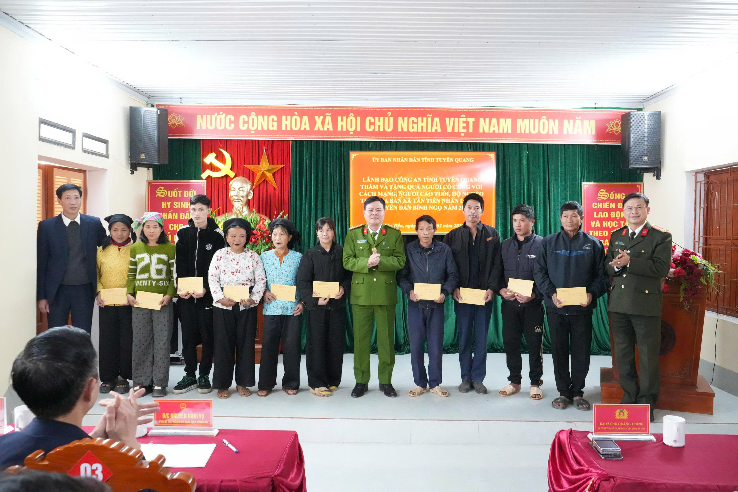 CÔNG AN TỈNH TẶNG QUÀ TẾT TẠI XÃ PỜ LY NGÀI VÀ TÂN TIẾN