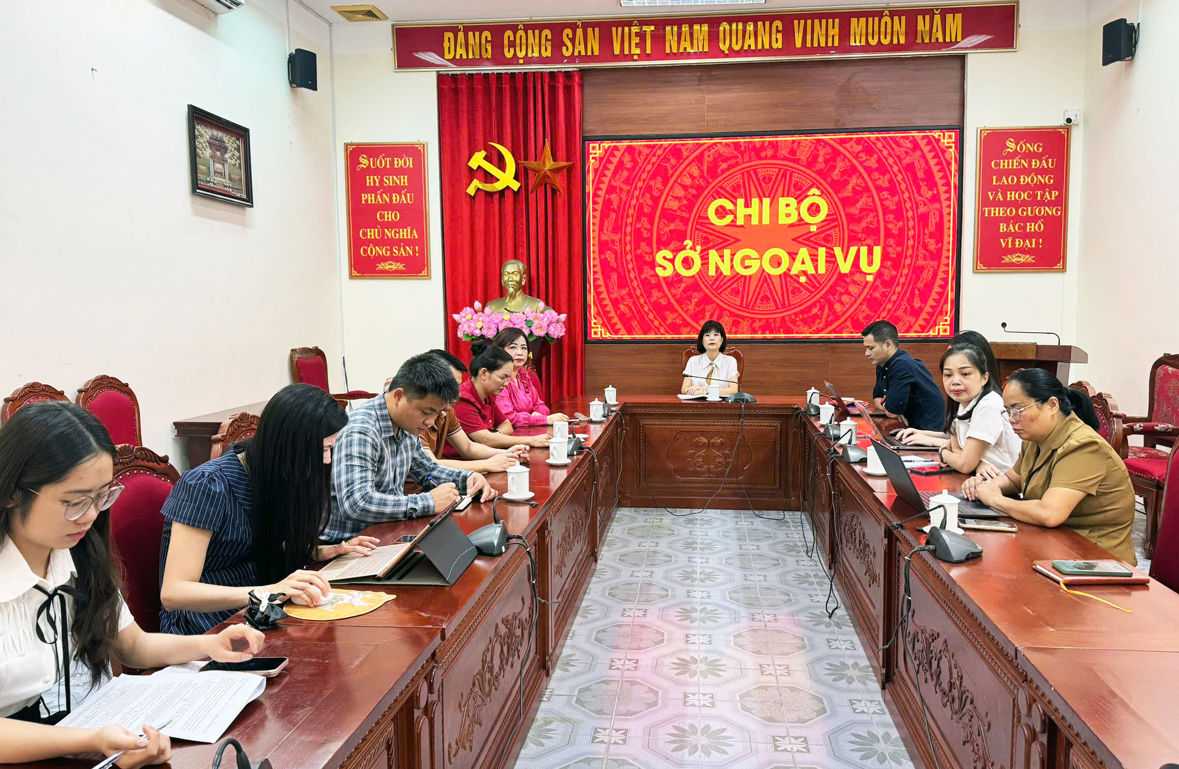 Chi bộ Sở Ngoại vụ tham dự Hội nghị học tập, quán triệt triển khai các văn bản của Ban Chấp hành Trung ương, Bộ Chính trị, Ban Bí thư và của Tỉnh ủy