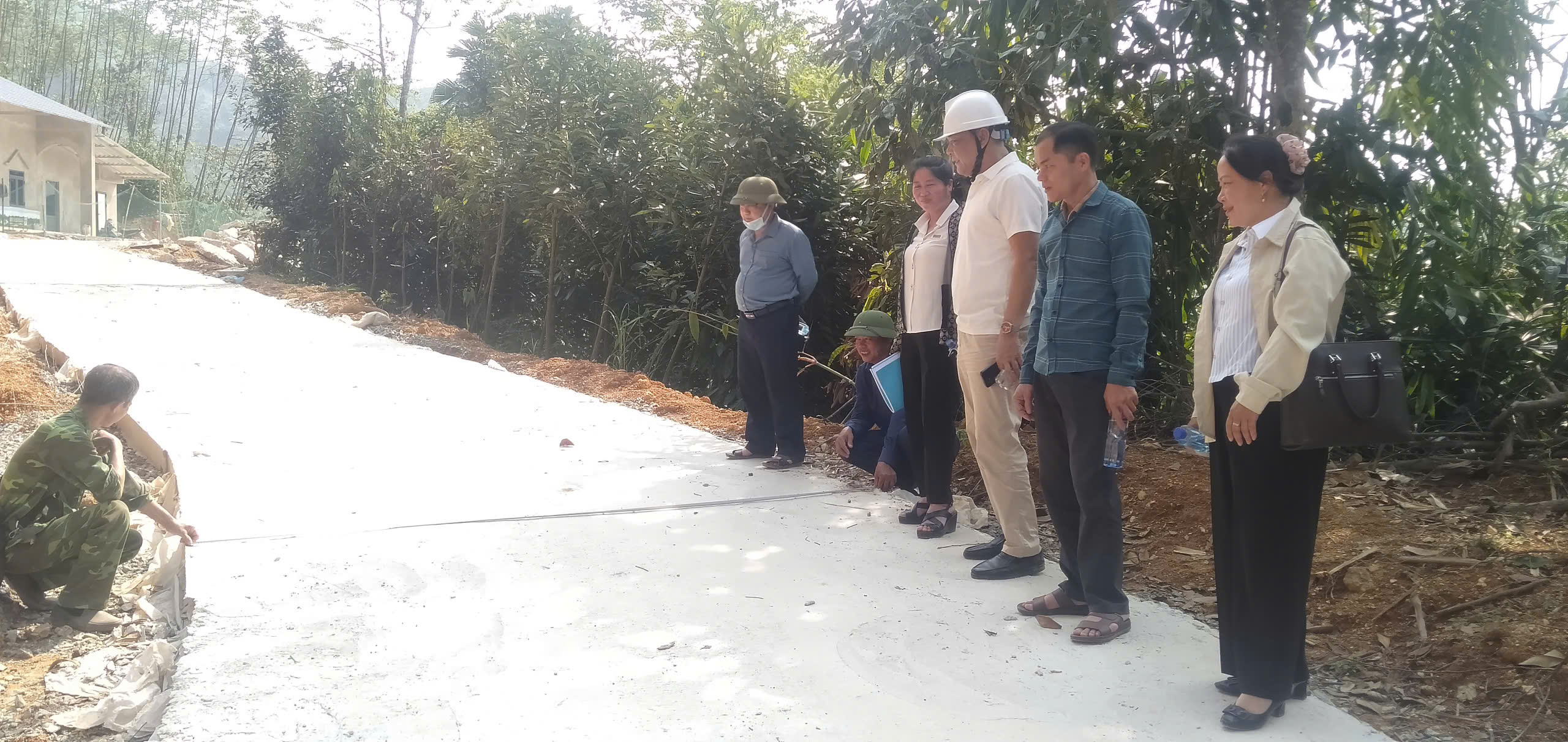 Thường trực HĐND xã Đồng Tâm giám sát các công trình đang thi công tại các thôn trên địa bàn xã Đồng Tâm năm 2026