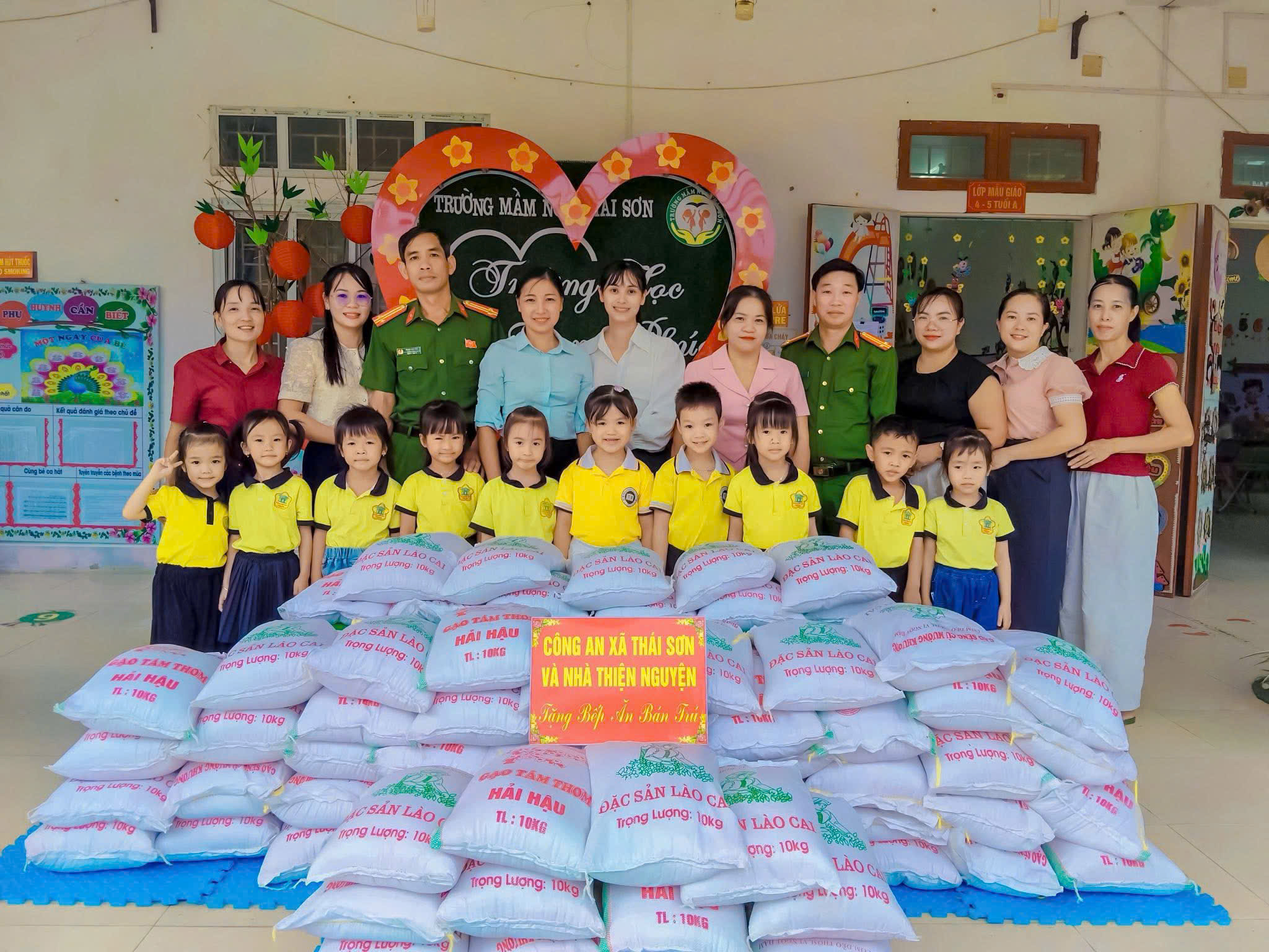 HỖ TRỢ 700KG GẠO CHO HỌC SINH MẦM NON KHÓ KHĂN