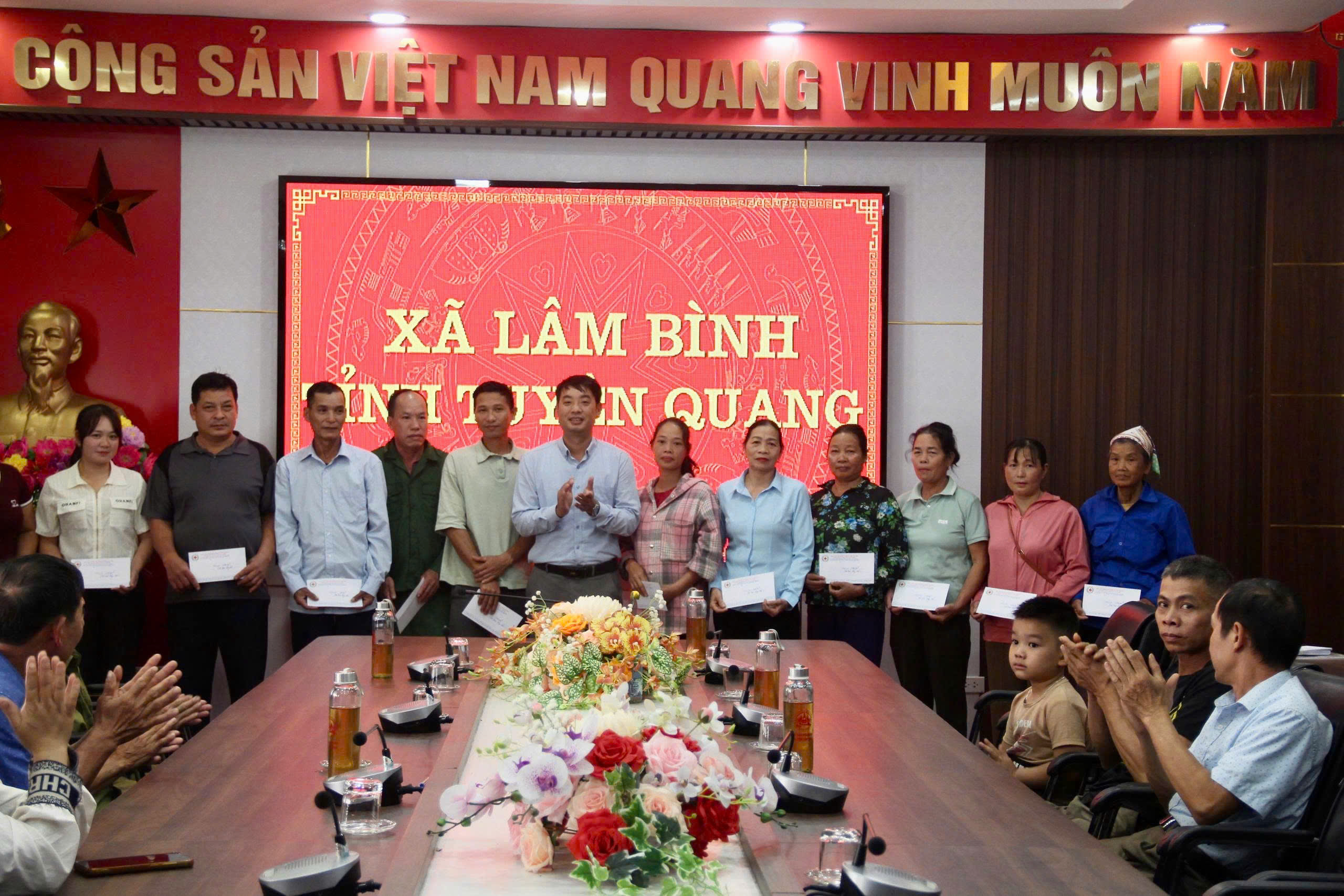 Trao quà hỗ trợ nhân dân bị thiên tai trên địa bàn xã Lâm Bình