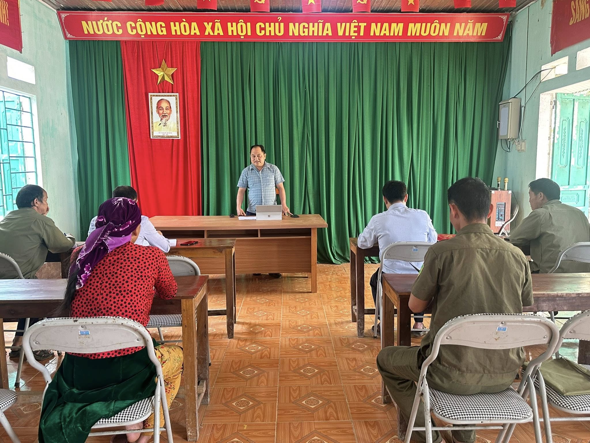 Đồng chí Ly Văn Minh, PBT Thường trực Đảng uỷ xã làm việc với Chi bộ, Ban quản lý thôn Ma Lùng