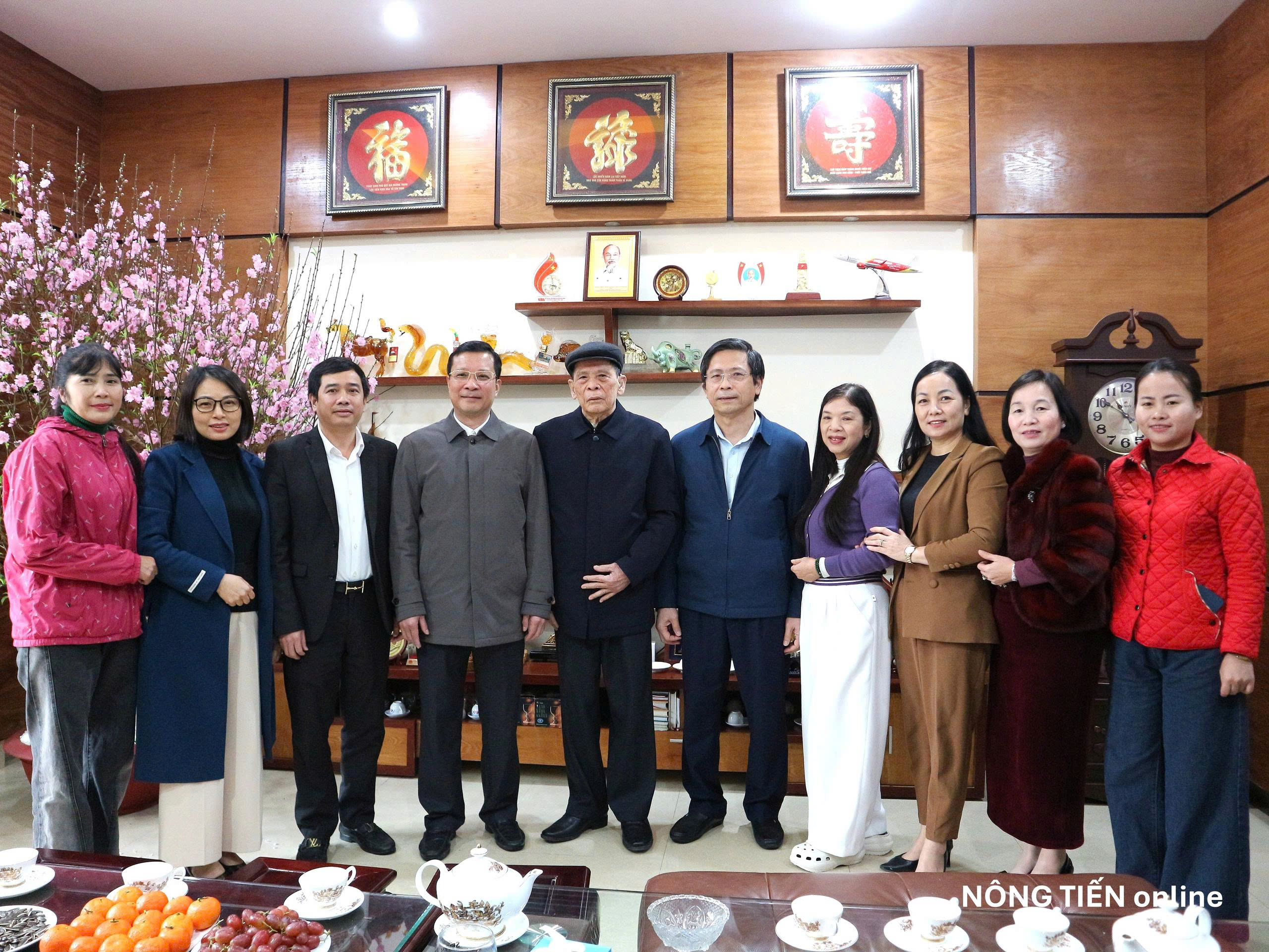Các đồng chí lãnh đạo Đảng ủy, HĐND, UBND, Ủy ban Mặt trận Tổ quốc phường thăm, chúc Tết các đồng chí nguyên là lãnh đạo chủ chốt qua các thời kỳ đã nghỉ hưu trên địa bàn.