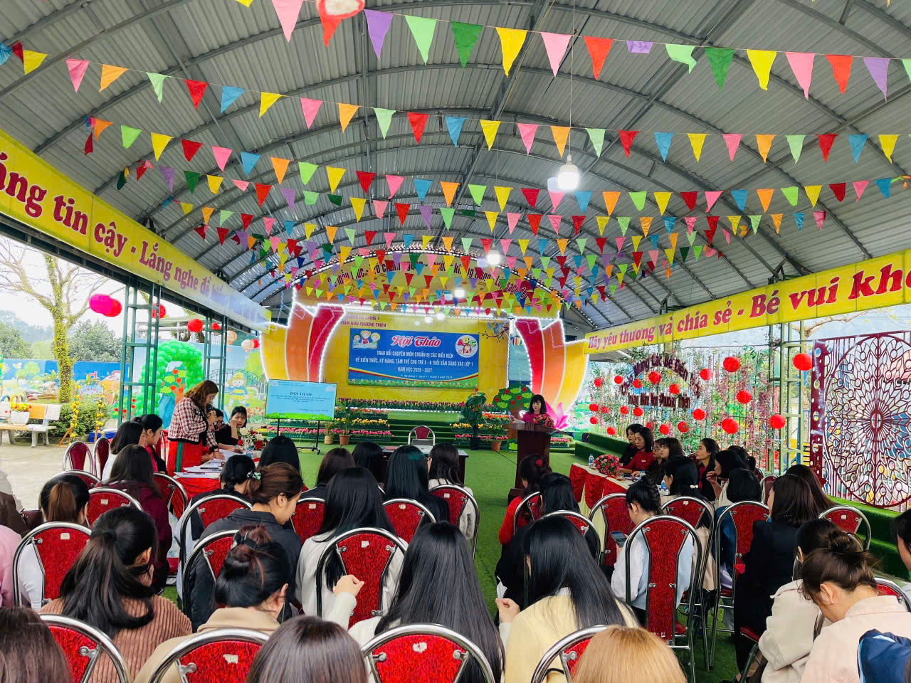 Sáng ngày 11/3/2026, Trường Mầm non Phương Thiện phối hợp với Trường Tiểu học Phương Thiện, phường Hà Giang 1 tổ chức Hội thảo “Trao đổi chuyên môn chuẩn bị các điều kiện về kiến thức, kỹ năng, tâm thế cho trẻ 5-6 tuổi sẵn sàng vào lớp 1” với sự tham gia của cán bộ quản lý, giáo viên cốt cán hai nhà trường và đặc biệt Hội thảo có sự tham dự của Đc Lê Xuân Mạnh - UV Ban thường vụ Đảng ủy, Phó Chủ tịch UBND phường Hà Giang 1; Đc Nguyễn Thị Nhẫn - CV phòng GDMN Sở GD-ĐT; BGH các nhà trường: BGH trường MN Hoa Sen; BGH trường MN Phương Độ phường Hà Giang 1; BGH trường MN Hoa Lê phường Hà Giang 2; BGH trường MN Ngọc Đường xã Ngọc Đường; BGH trường MN Hướng Dương xã Thuận Hoà; các giảng viên và sinh viên Phân hiệu Đại học Thái Nguyên tại Hà Giang và các bậc phụ huynh học sinh khối MG 5 tuổi trường MN Phương Thiện.