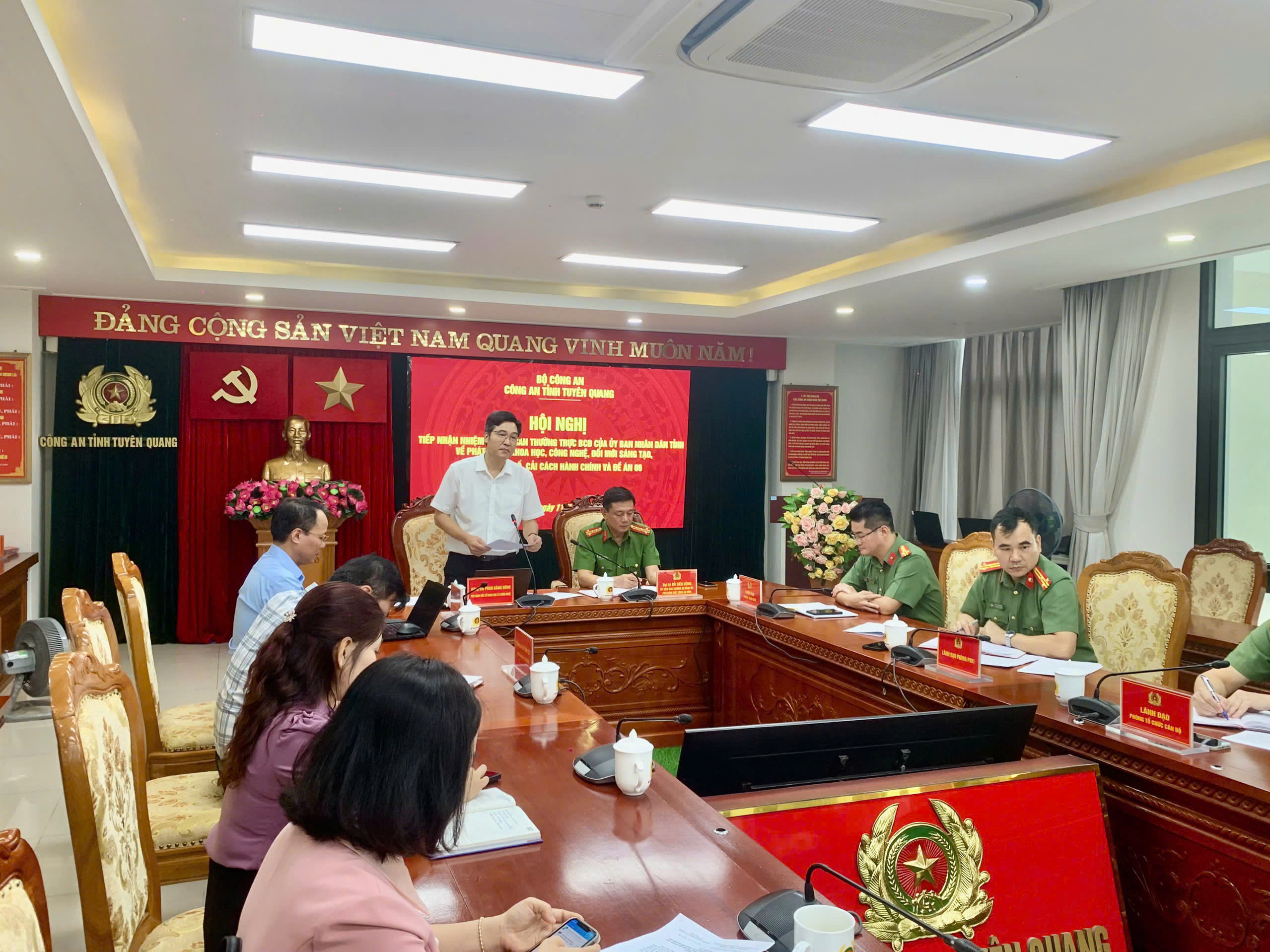 Bàn giao nhiệm vụ Cơ quan thường trực về phát triển khoa học, công nghệ, đổi mới sáng tạo, chuyển đổi số, cải cách hành chính và Đề án 06 