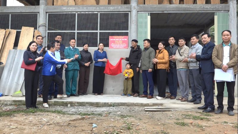 Bí thư Đảng ủy Nguyễn Thùy Linh dự khánh thành nhà ở thuộc diện di rời do thiên tai trên địa bàn