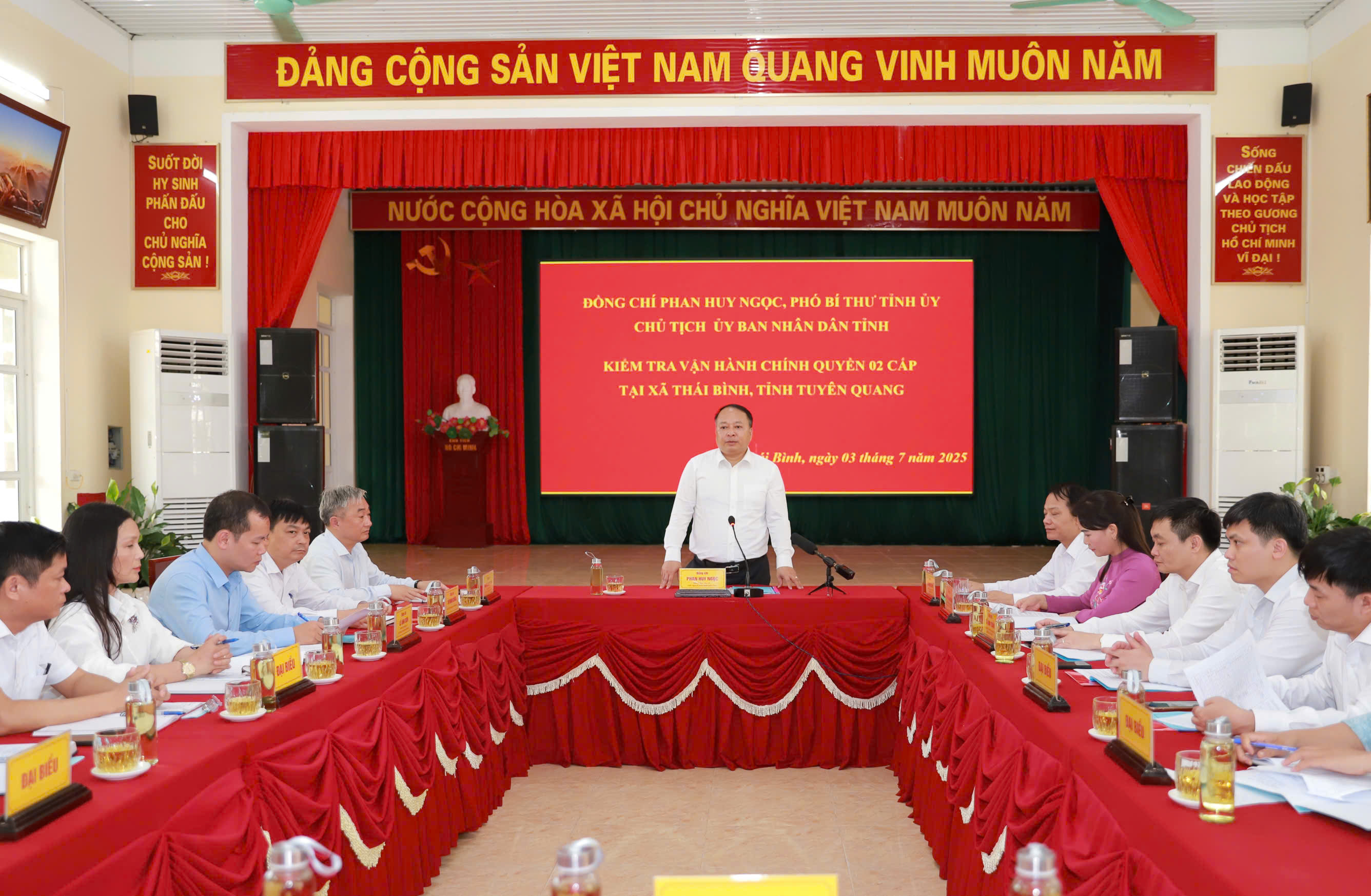 Chủ tịch UBND tỉnh Phan Huy Ngọc thăm và làm việc với Đảng ủy, UBND xã Thái Bình