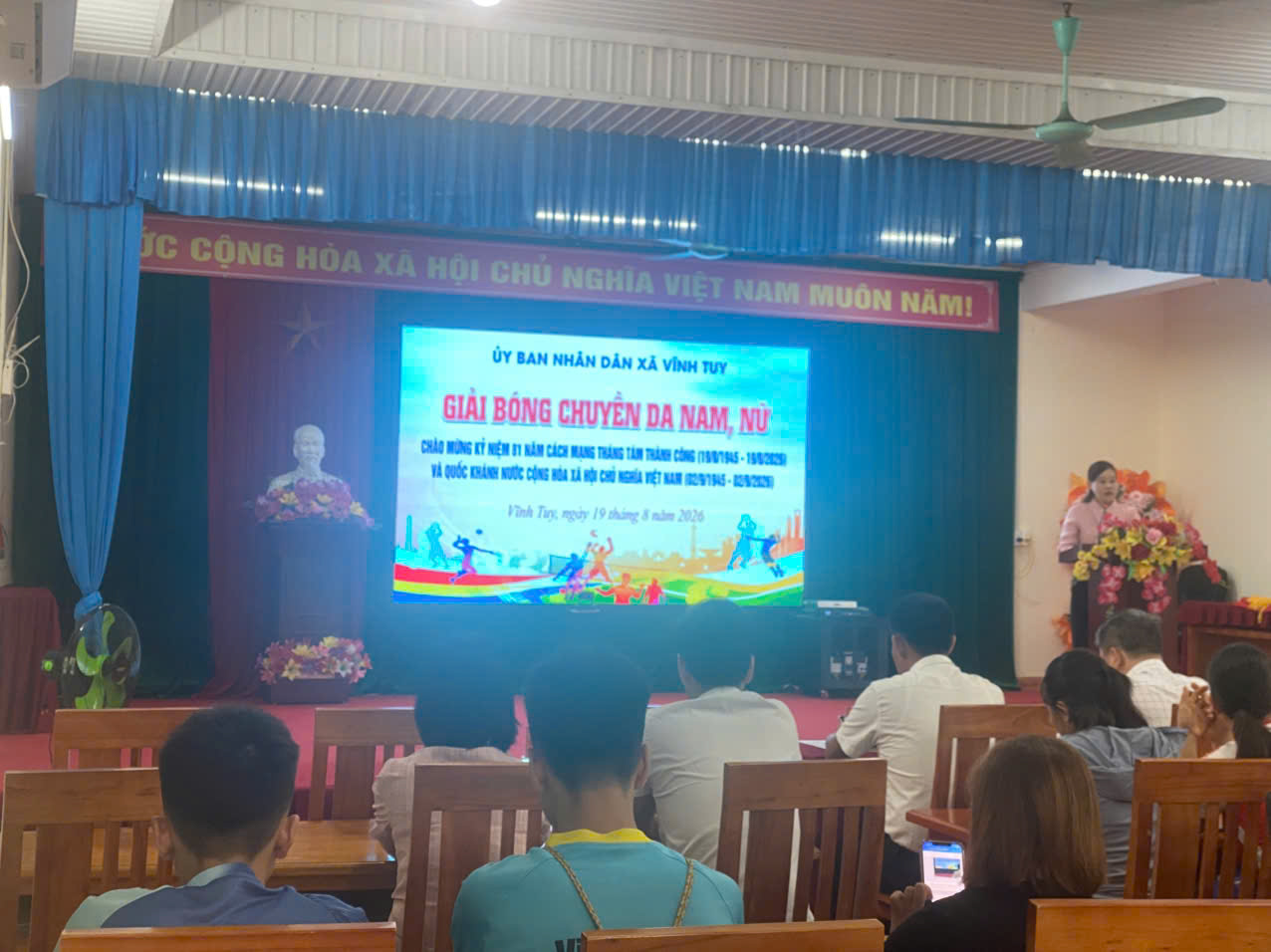 Khai mạc bóng chuyền da s Giang.jpg