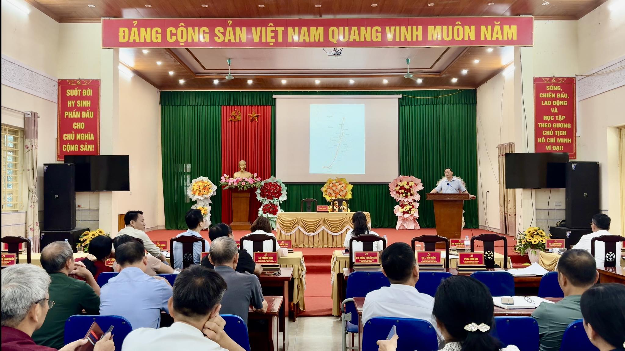 Yên Nguyên tổ chức hội nghị triển khai các kết luận, chỉ thị, nghị quyết, kế hoạch của Trung ương, của tỉnh và xã Yên Nguyên về sắp xếp thôn, tổ dân phố.