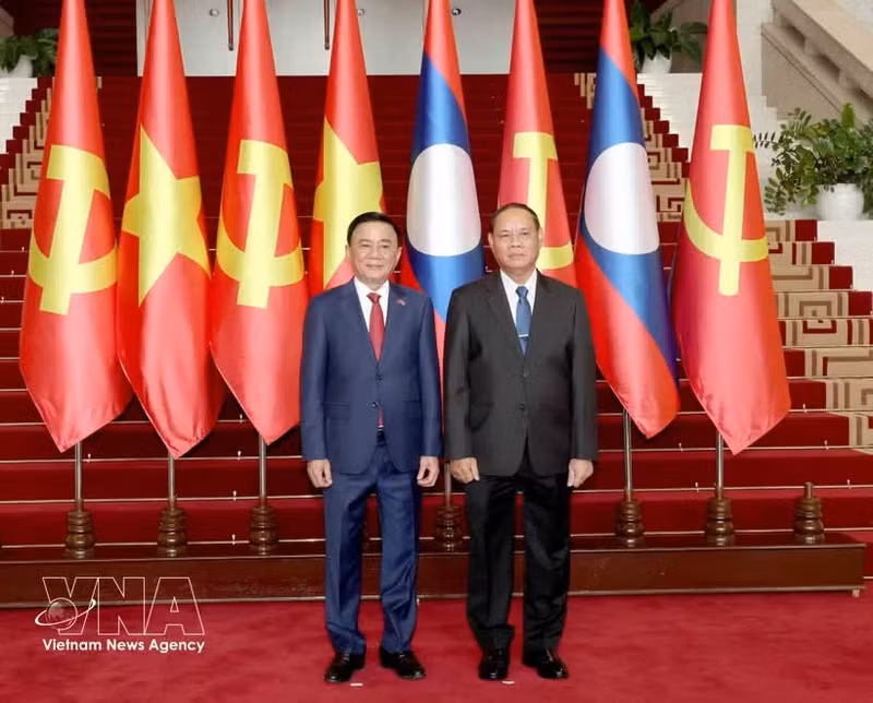 Viet Nam, Laos strike new cooperation documents to further enhance ties