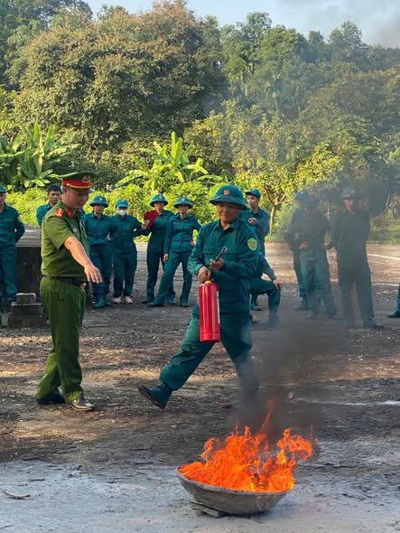 CÔNG AN XÃ VIỆT LÂM TUYÊN TRUYỀN, TẬP HUẤN KỸ NĂNG PHÒNG CHÁY CHỮA CHÁY CHO LỰC LƯỢNG DÂN QUÂN TỰ VỆ