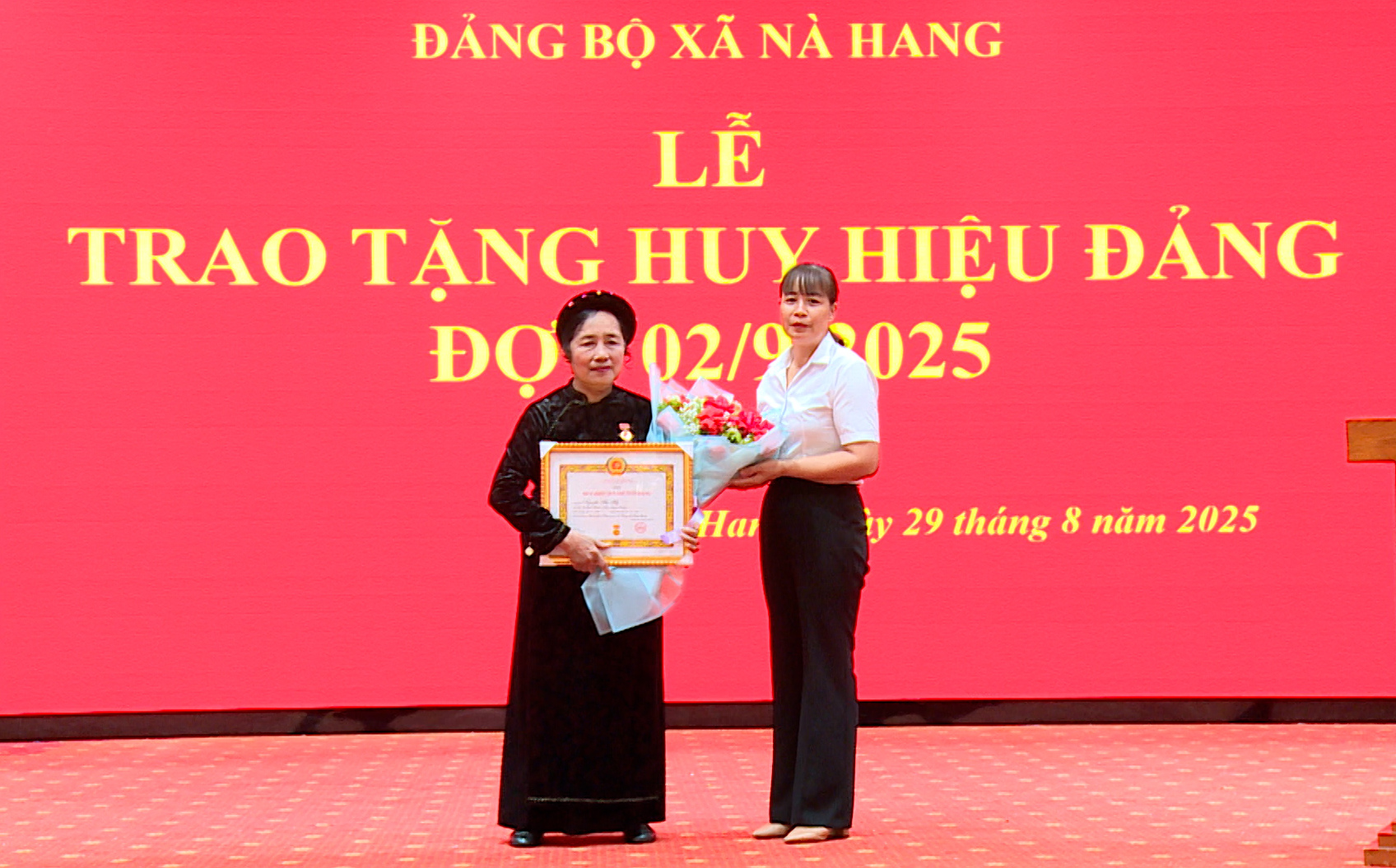 Đảng ủy xã Nà Hang trao tặng huy hiệu Đảng đợt 2/9