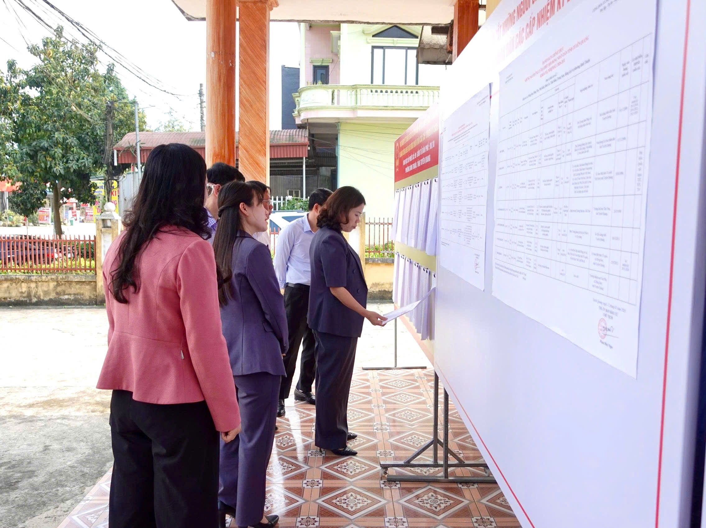 Đồng chí Lý Thị Lan kiểm tra công tác bầu cử đại biểu HĐND tỉnh tại phường Bình Thuận