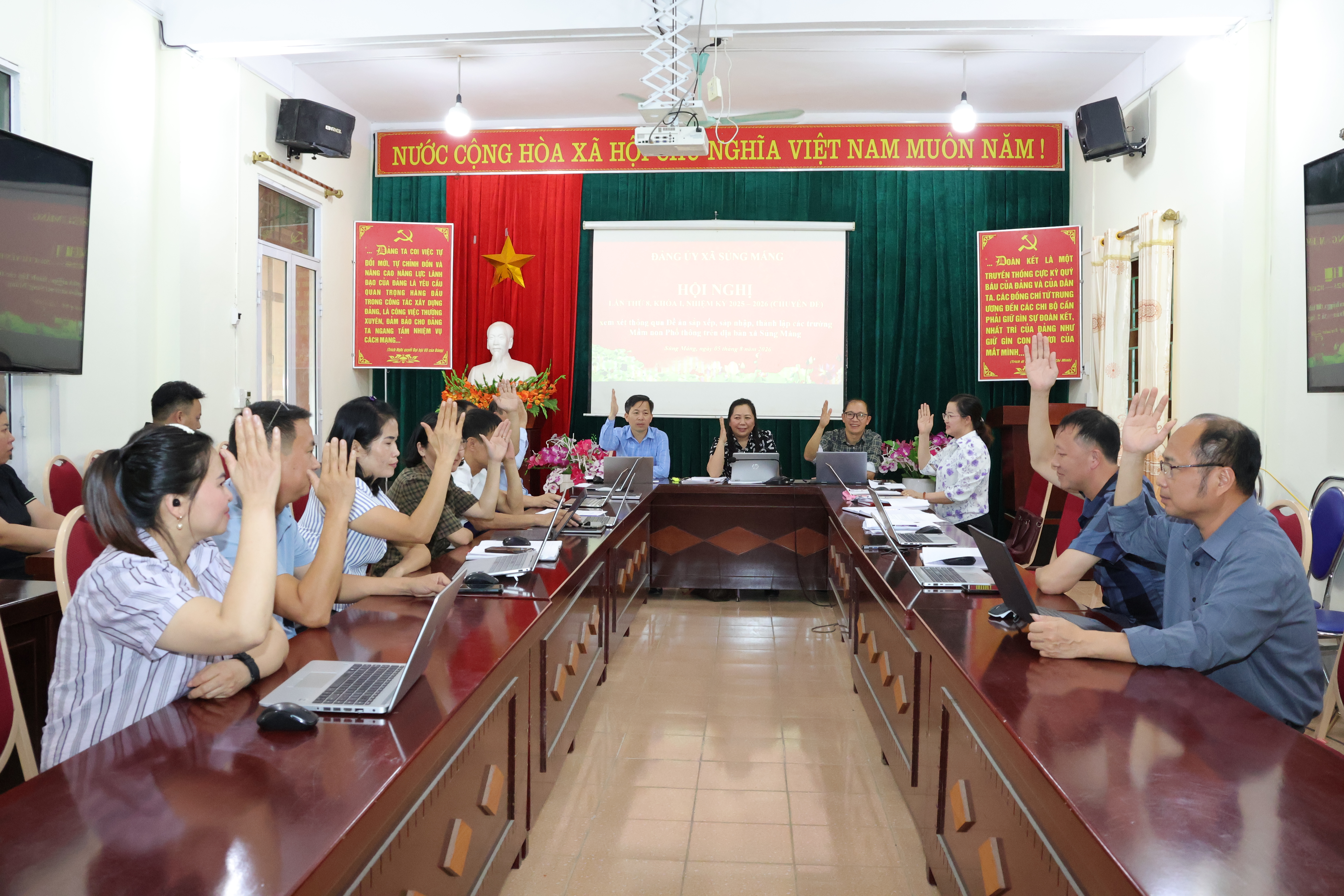 Ban Chấp hành Đảng b  ộ xã Sủng Máng thông qua chủ trương sắp xếp các đơn vị trường học
