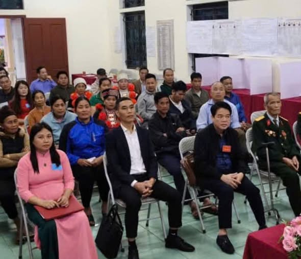 Hòa chung không khí phấn khởi của “Ngày hội non sông”, sáng ngày 15/3, đồng chí Ma Văn Lâm, Phó Bí thư Đảng ủy, Chủ tịch UBND xã, Chủ tịch Ủy ban bầu cử xã; Dương Thị Hà, Ủy viên Ban Thường vụ Đảng ủy, Chủ tịch Ủy ban MTTQ Việt Nam xã dự khai mạc tại đơn vị bầu cử số 5,  khu vực bỏ phiếu số 8 thôn Bản Piát. 