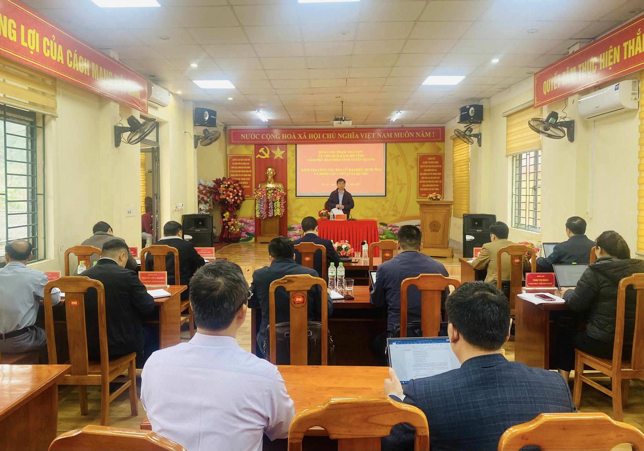 Đồng chí Phạm Thái Sơn, Uỷ viên BCH Đảng bộ tỉnh, Giám đốc Bảo Hiểm xã hội tỉnh kiểm tra công tác bầu cử tại xã Du Già