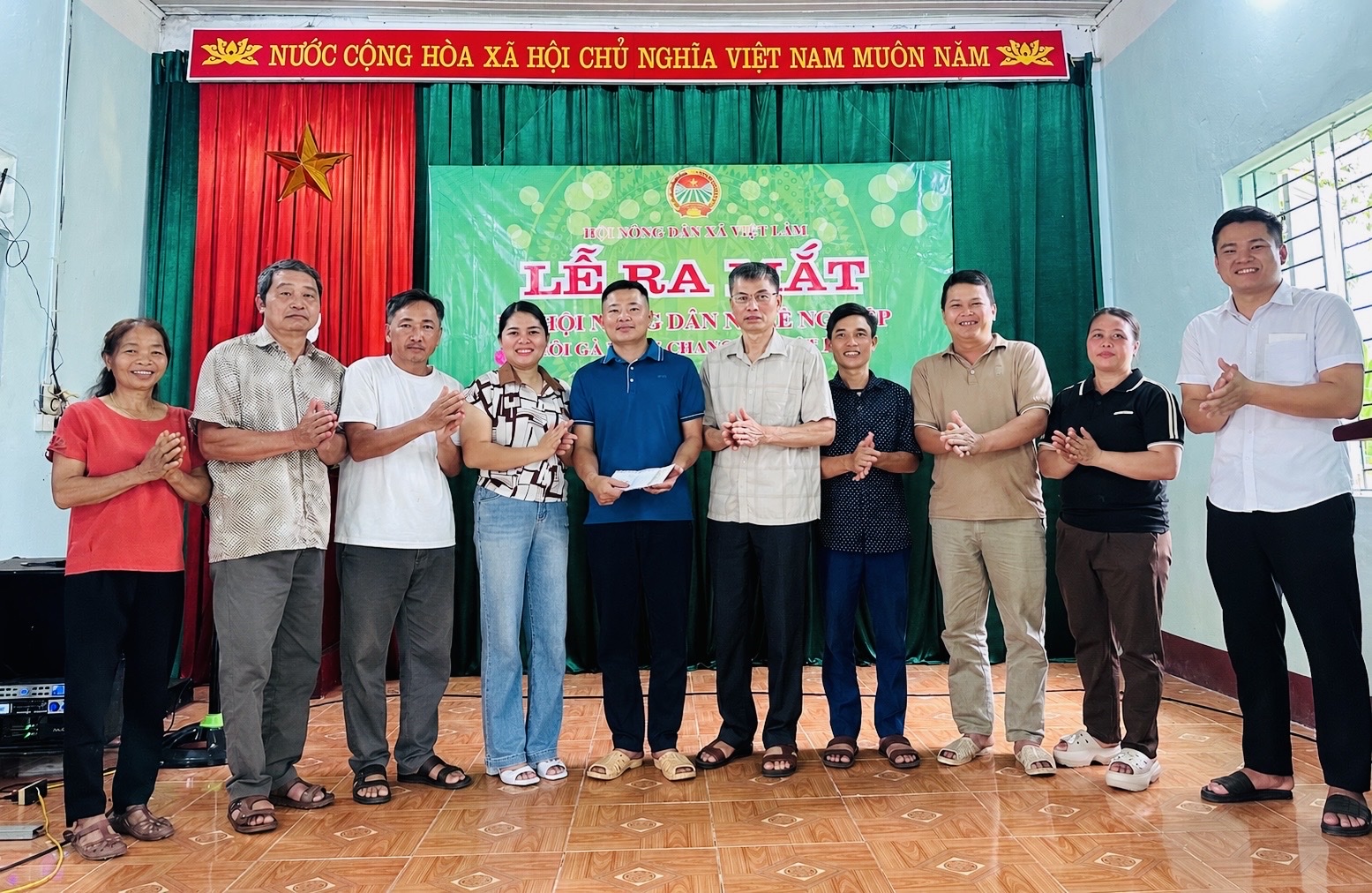 Lễ ra mắt tổ Hội nông dân nghề nghiệp nuôi gà thôn Chang xã Việt Lâm