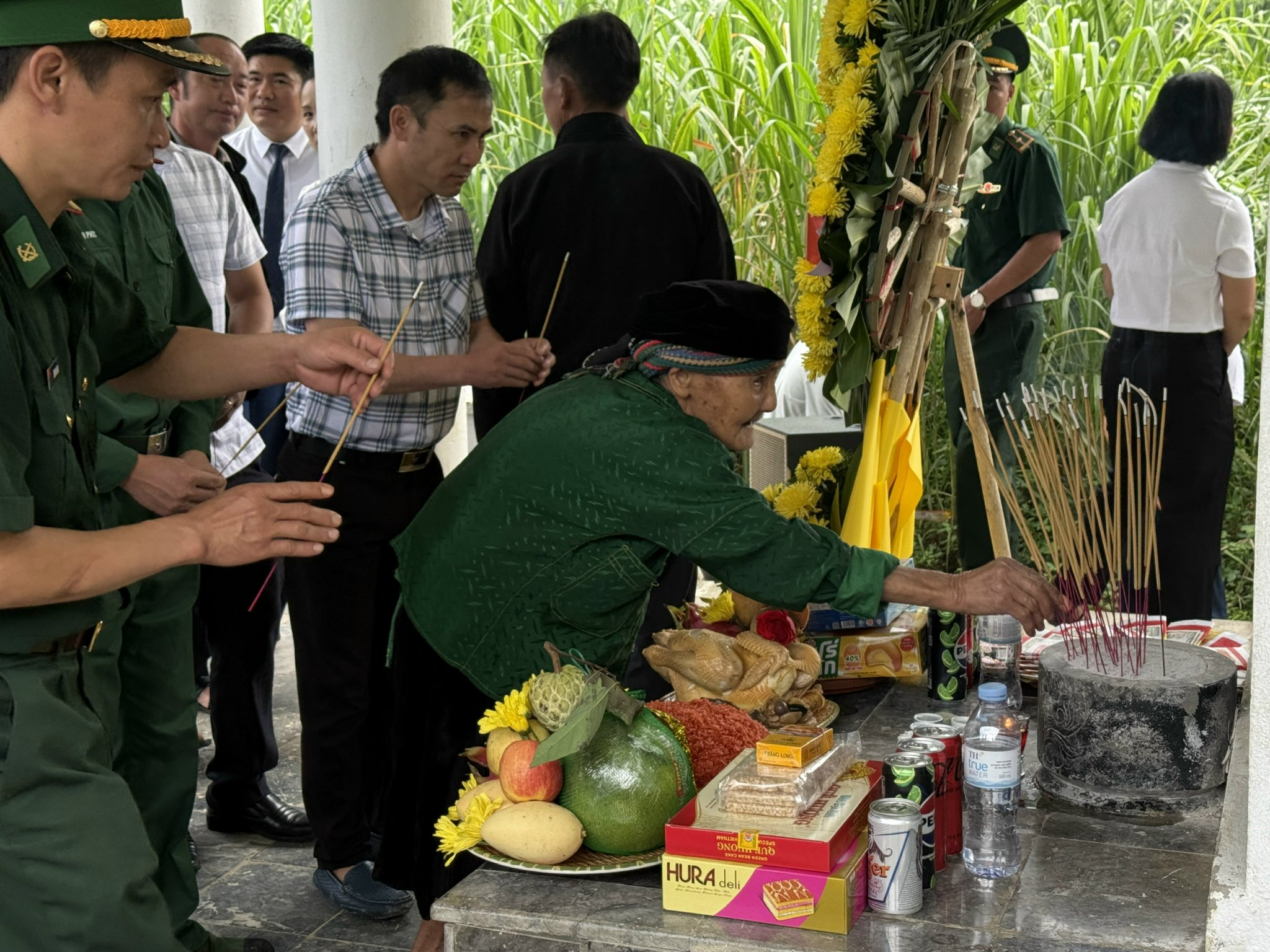 dâng hương 5.jpg