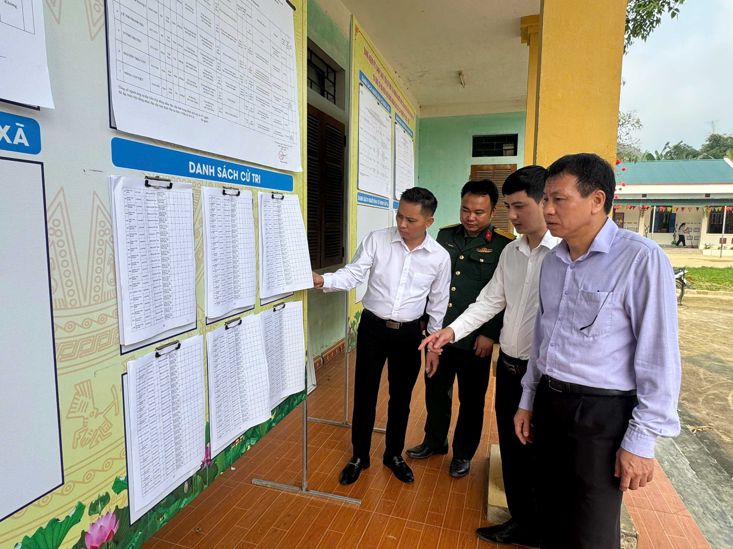 Đồng chí Bí thư Đảng ủy xã kiểm tra công tác chuẩn bị bầu cử tại một số điểm bầu cử trên địa bàn xã.