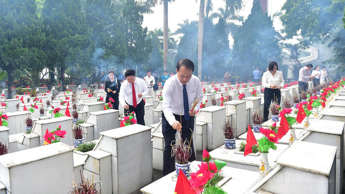 Ban Quản lý các khu công nghiệp, khu kinh tế tỉnh dâng hương tri ân các Anh hùng liệt sĩ