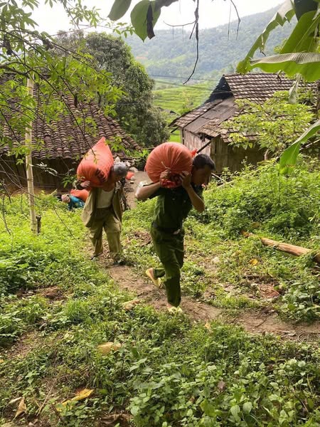 CÔNG AN XÃ PỜ LY NGÀI DI DỜI NGƯỜI DÂN RA KHỎI VÙNG NGUY CƠ SẠT LỞ CAO