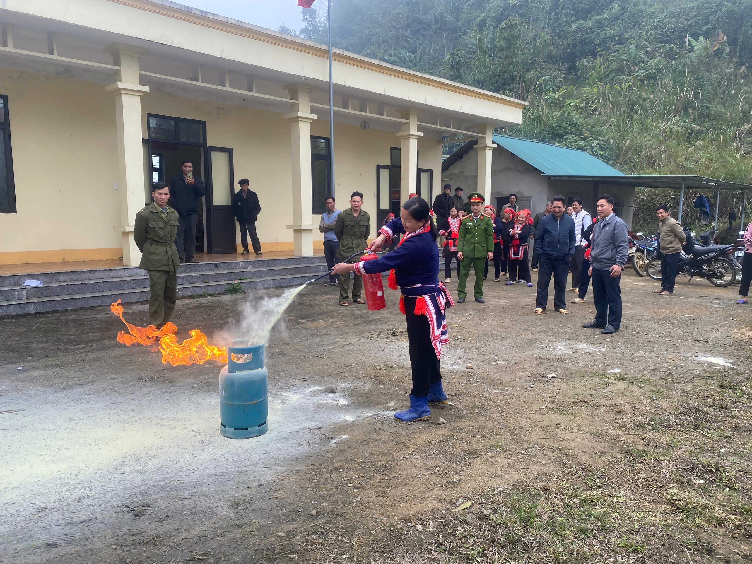 Gần 100 người dân thôn Phiêng Phày được tập huấn Luật ATGT, cư trú và phòng cháy chữa cháy 