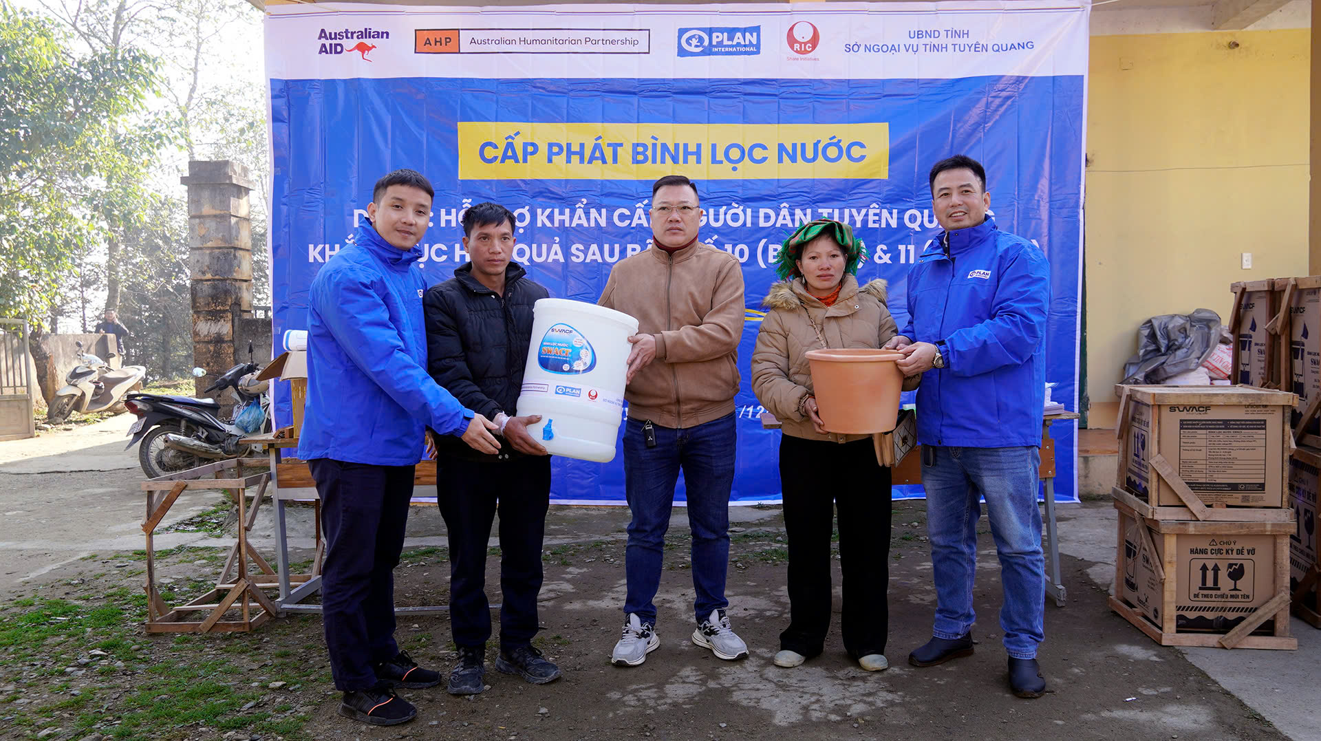 Trao 179 bình lọc nước cho người dân xã Xín Mần bị ảnh hưởng bởi thiên tai.