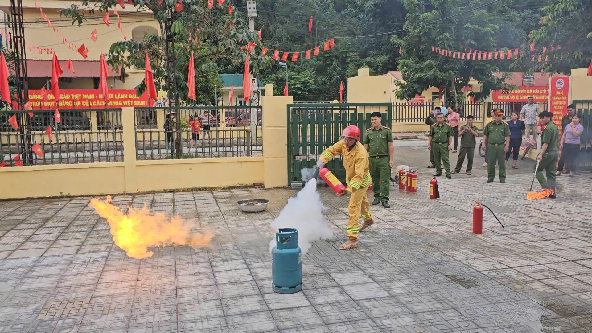 CÔNG AN XÃ MINH SƠN TỔ CHỨC LỄ HƯỞNG ỨNG THÁNG AN TOÀN PHÒNG CHÁY, CHỮA CHÁY VÀ “NGÀY TOÀN DÂN PCCC VÀ CNCH” 
