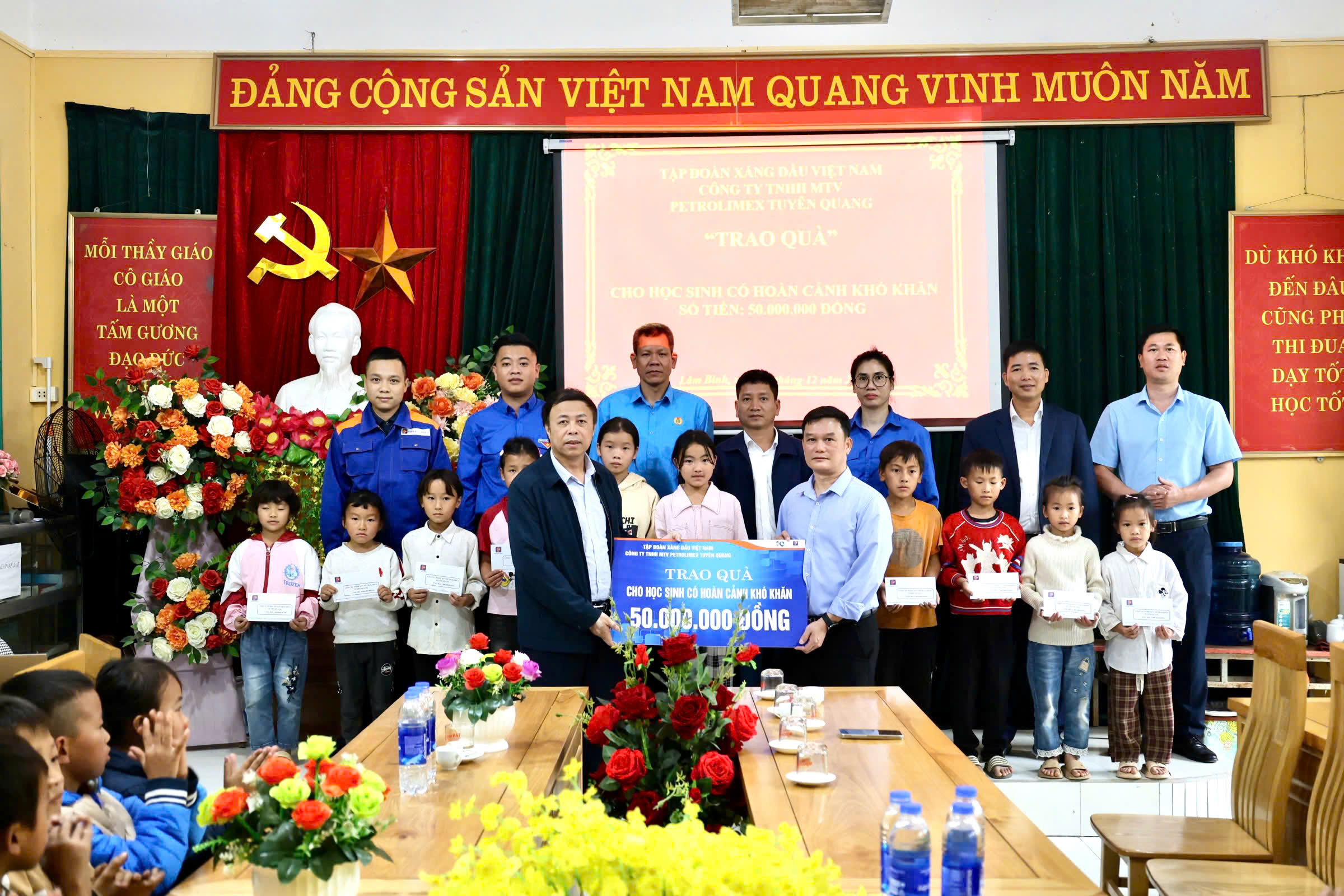 Công ty TNHH một thành viên Petrolimex Tuyên Quang trao 100 suất quà cho các em học sinh có hoàn cảnh khó khăn trên địa bàn xã