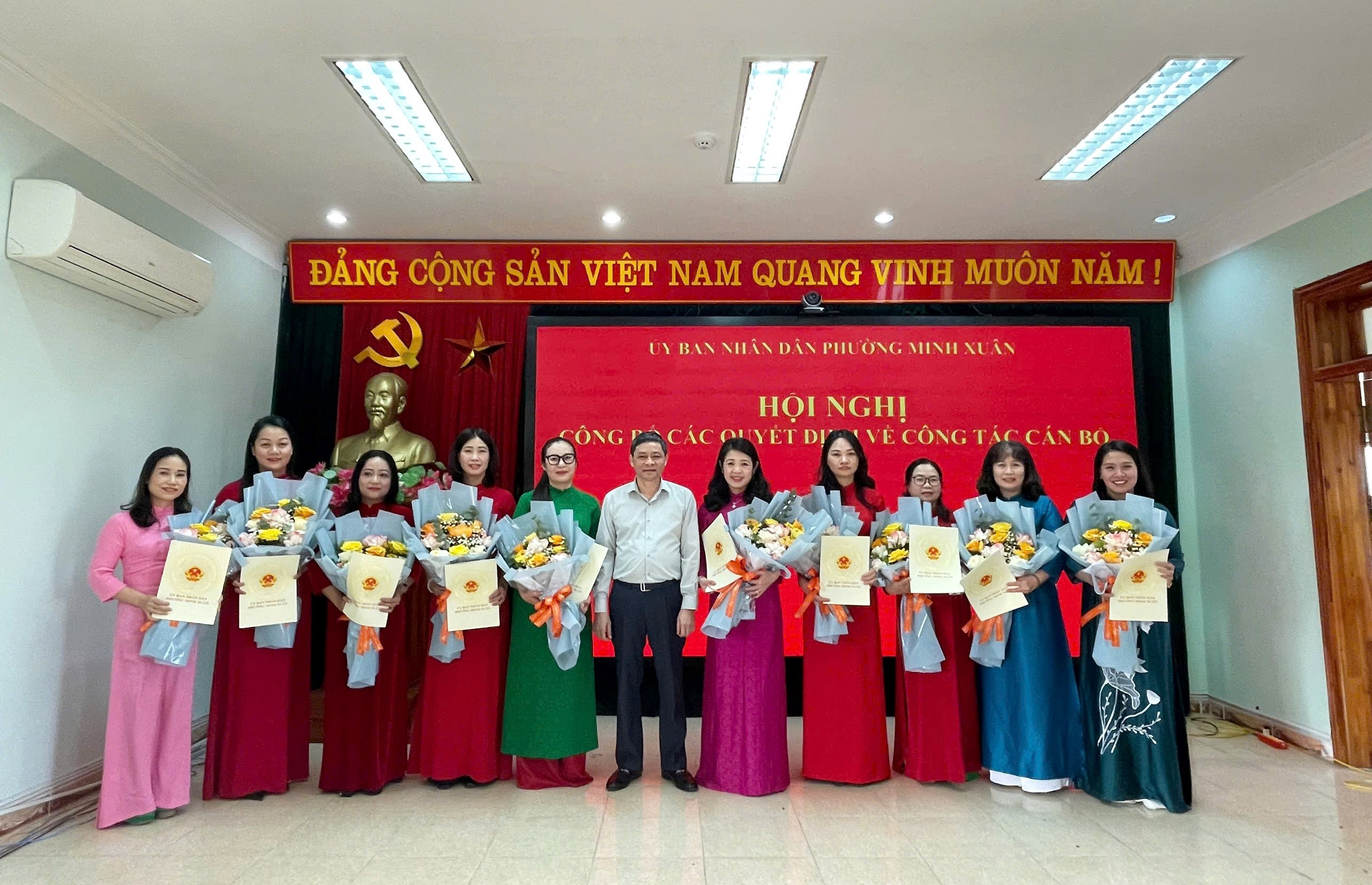 Phường Minh Xuân công bố Quyết định về công tác cán bộ