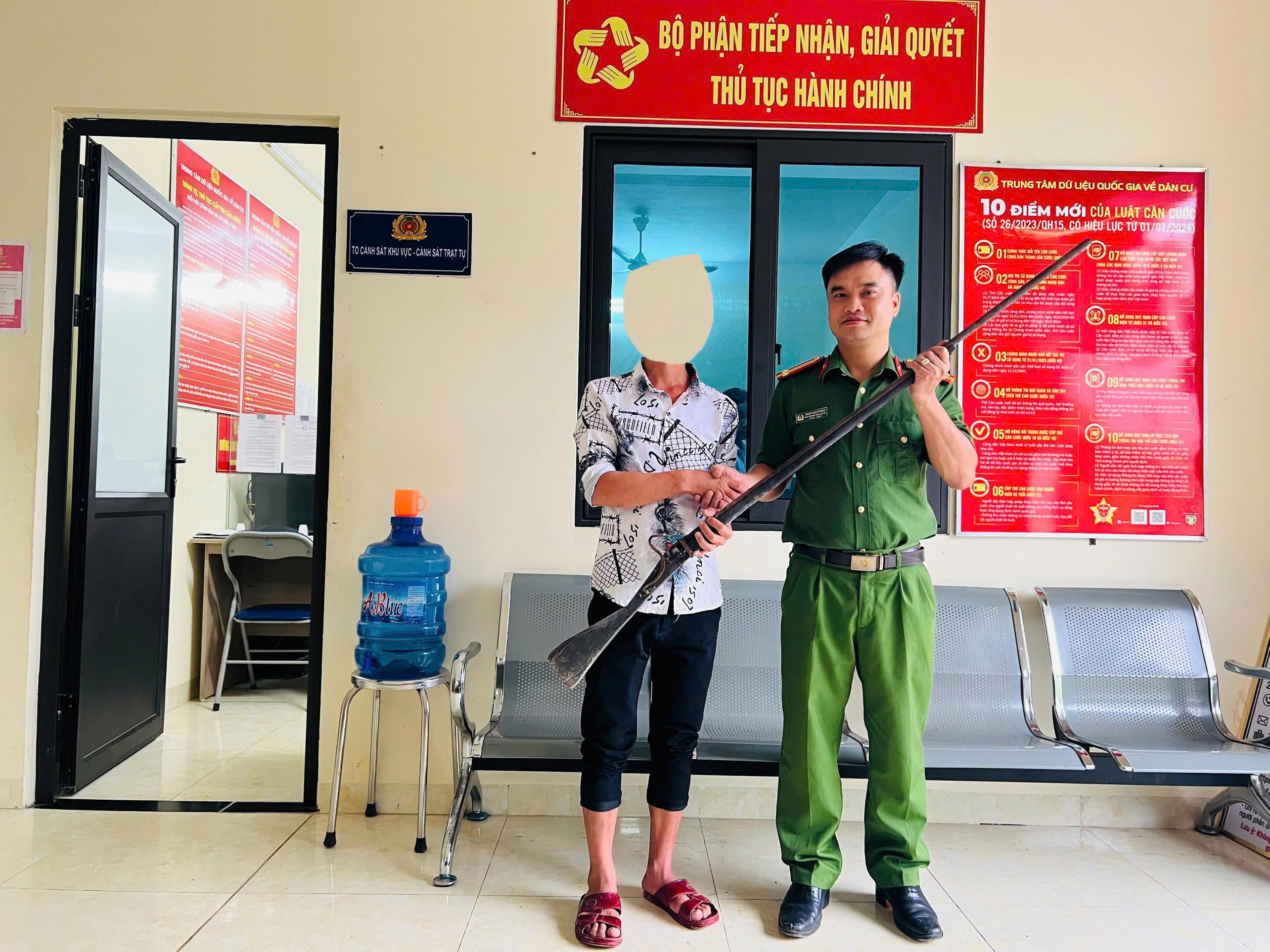 ĐẨY MẠNH TUYÊN TRUYỀN, VẬN ĐỘNG NHÂN DÂN TỰ NGUYỆN GIAO NỘP VŨ KHÍ, GÓP PHẦN GIỮ GÌN CUỘC SỐNG BÌNH YÊN