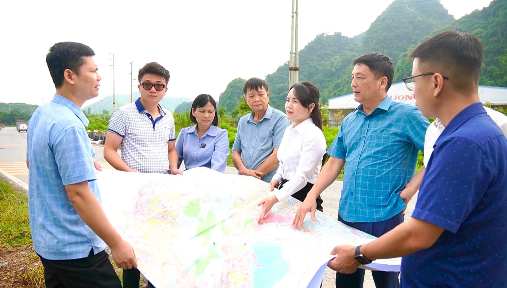 Thường trực Đảng ủy xã Sơn Dương kiểm tra công tác quy hoạch trên địa bàn