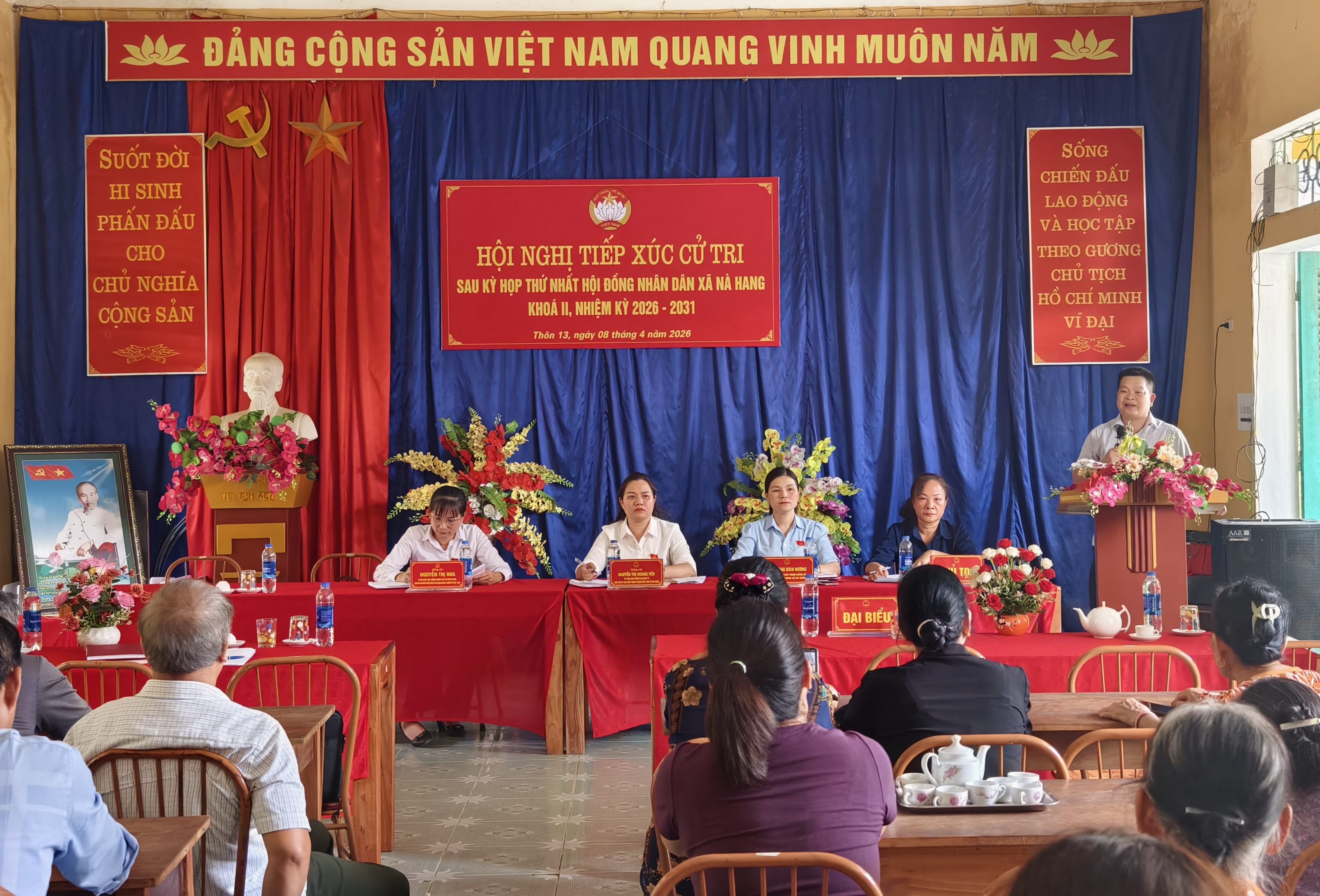 Tổ đại biểu số 01 HĐND xã Nà Hang tiếp xúc cử tri thôn 13