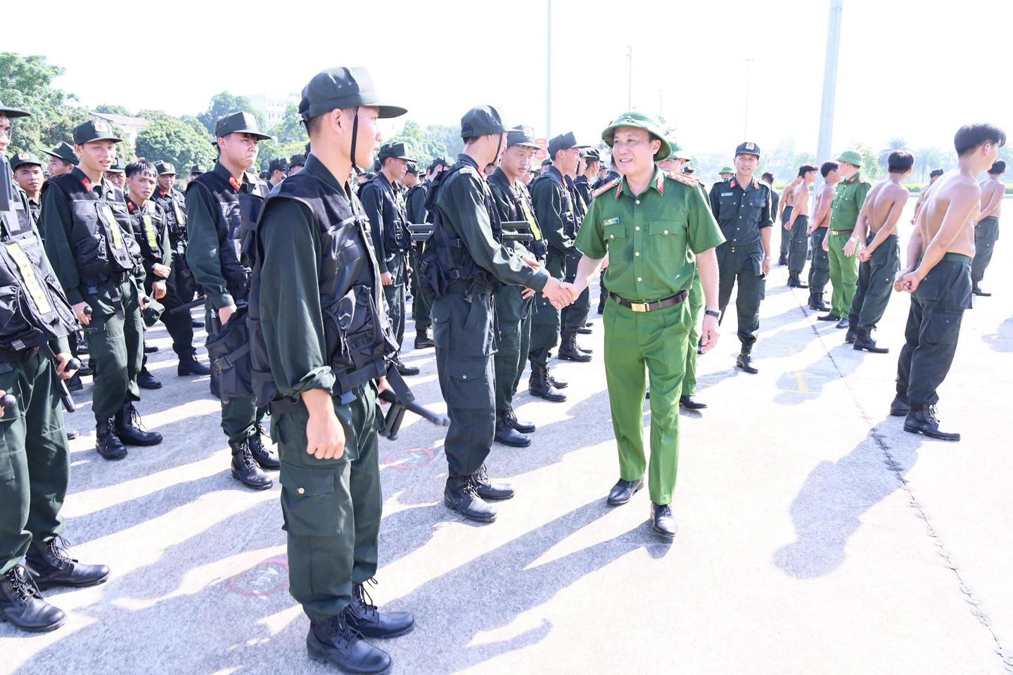 HÀNG TRĂM CHIẾN SĨ CẢNH SÁT CƠ ĐỘNG TẬP LUYỆN CHO LỄ KỶ NIỆM 80 NĂM NGÀY TRUYỀN THỐNG CÔNG AN NHÂN DÂN