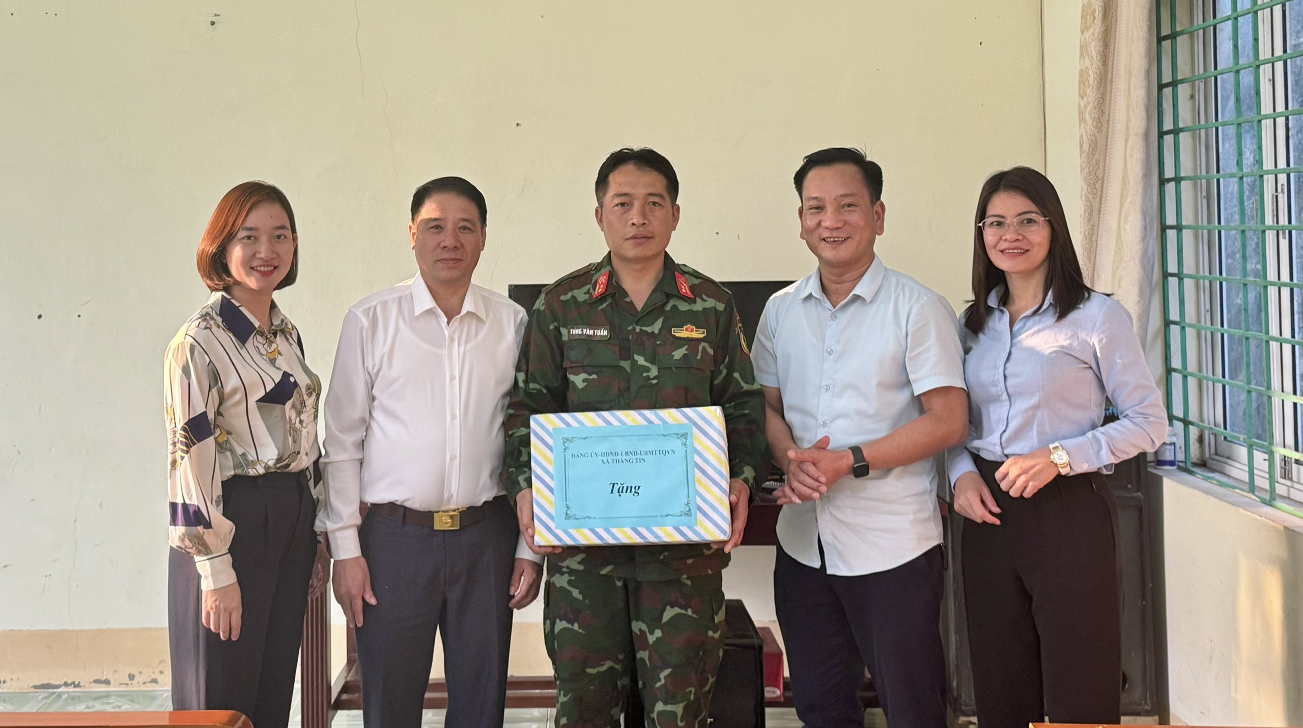 Cấp ủy, chính quyền xã Thàng Tín thăm, động viên Đội rà phá bom mìn