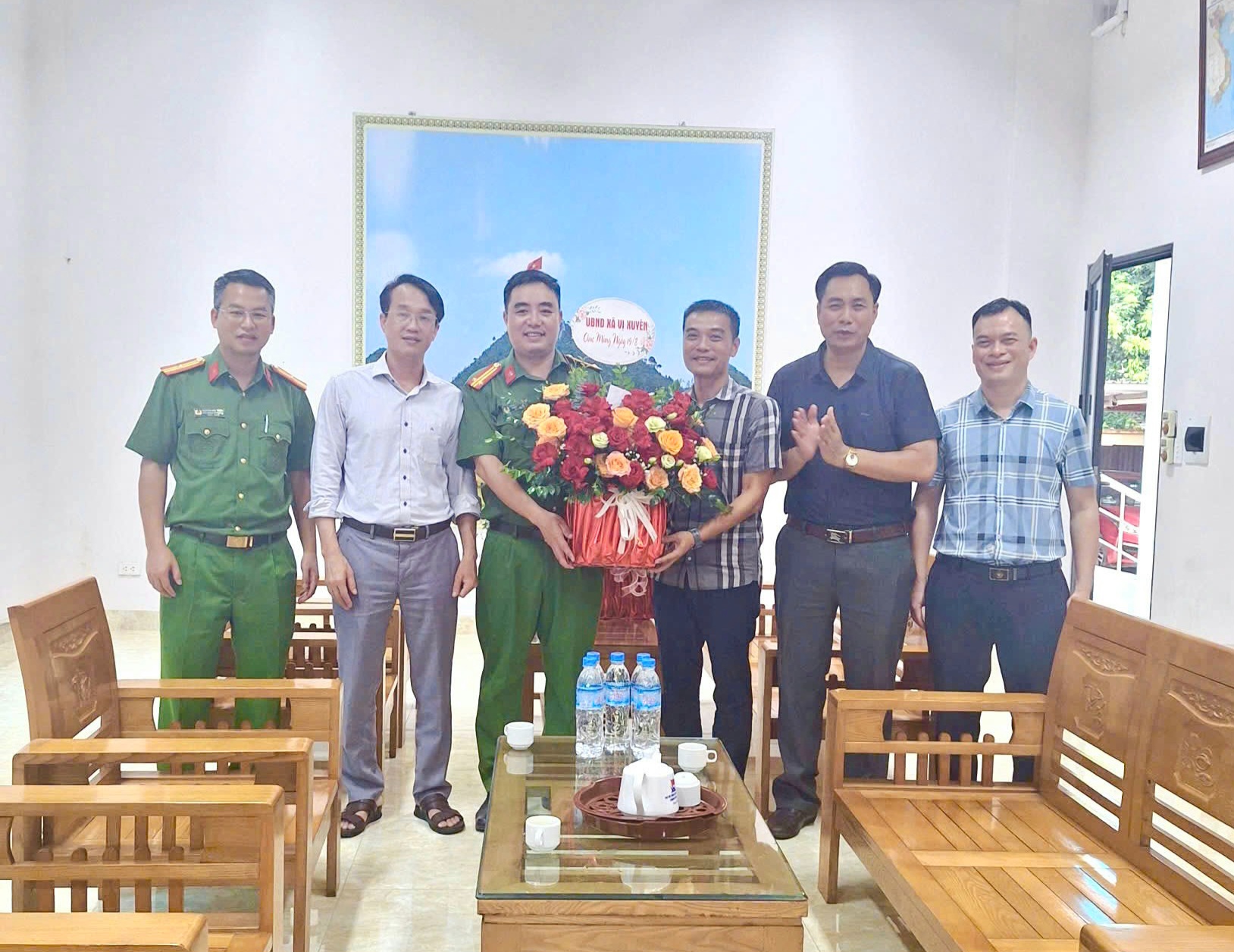 Lãnh đạo xã Vị Xuyên tặng hoa chúc mừng ngày Truyền thống Công an nhân dân