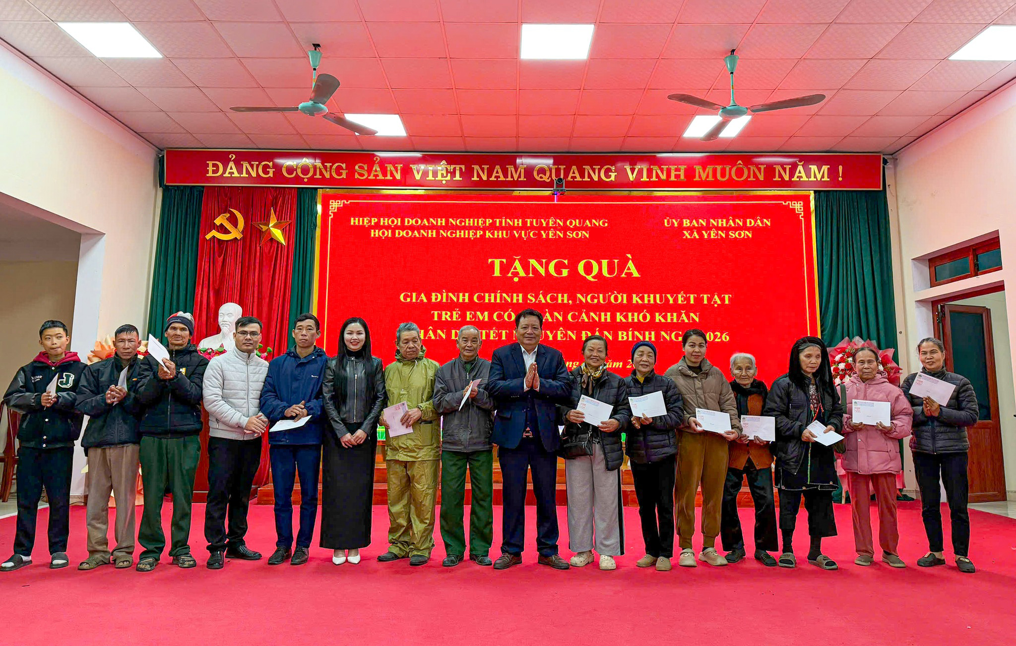 Hội Doanh nghiệp khu vực Yên Sơn trao tặng 20 suất quà Tết cho các hộ gia đình chính sách, người khuyết tật, trẻ em có hoàn cảnh khó khăn trên địa bàn